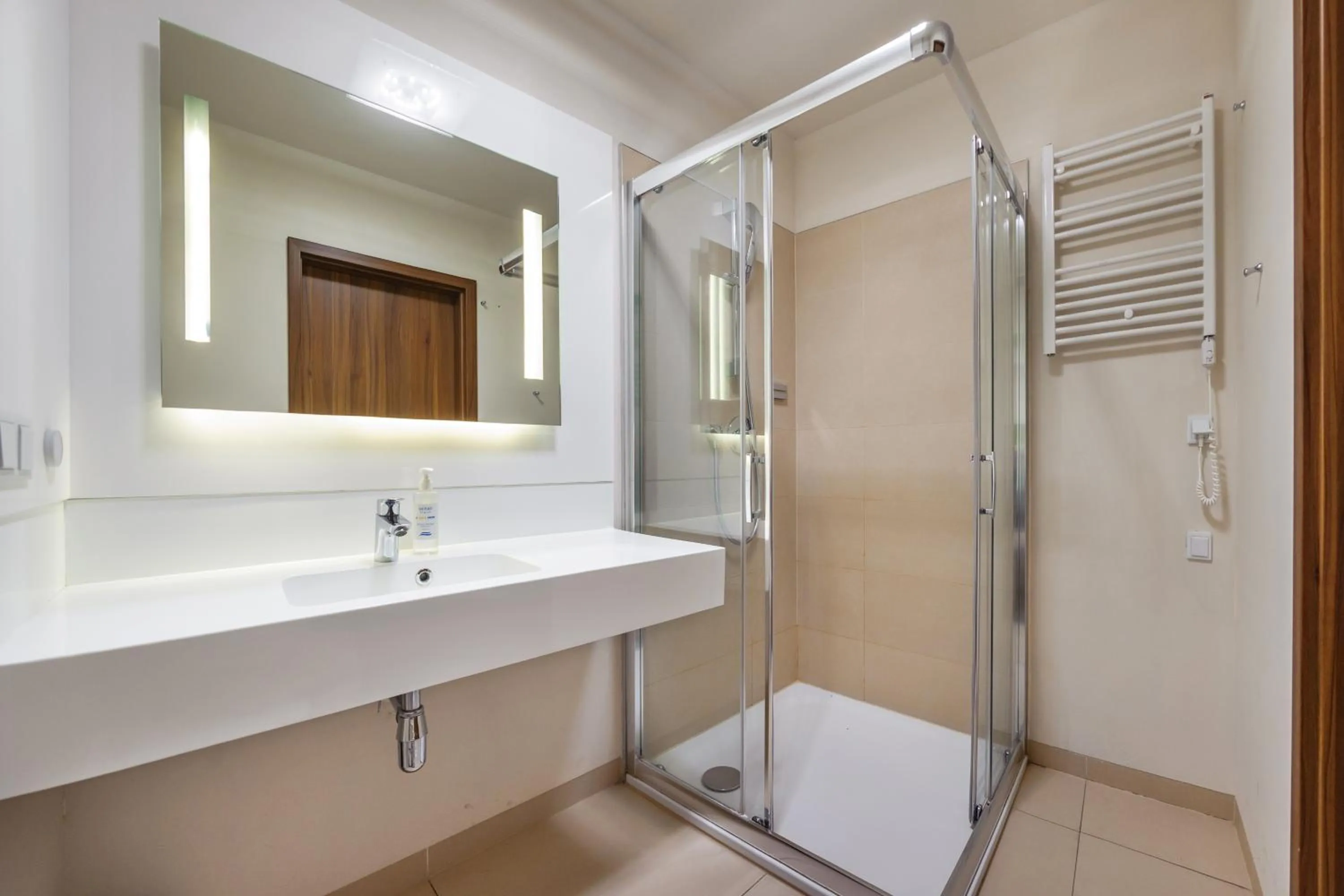 Shower in Baltic Park Molo, Sun & Snow