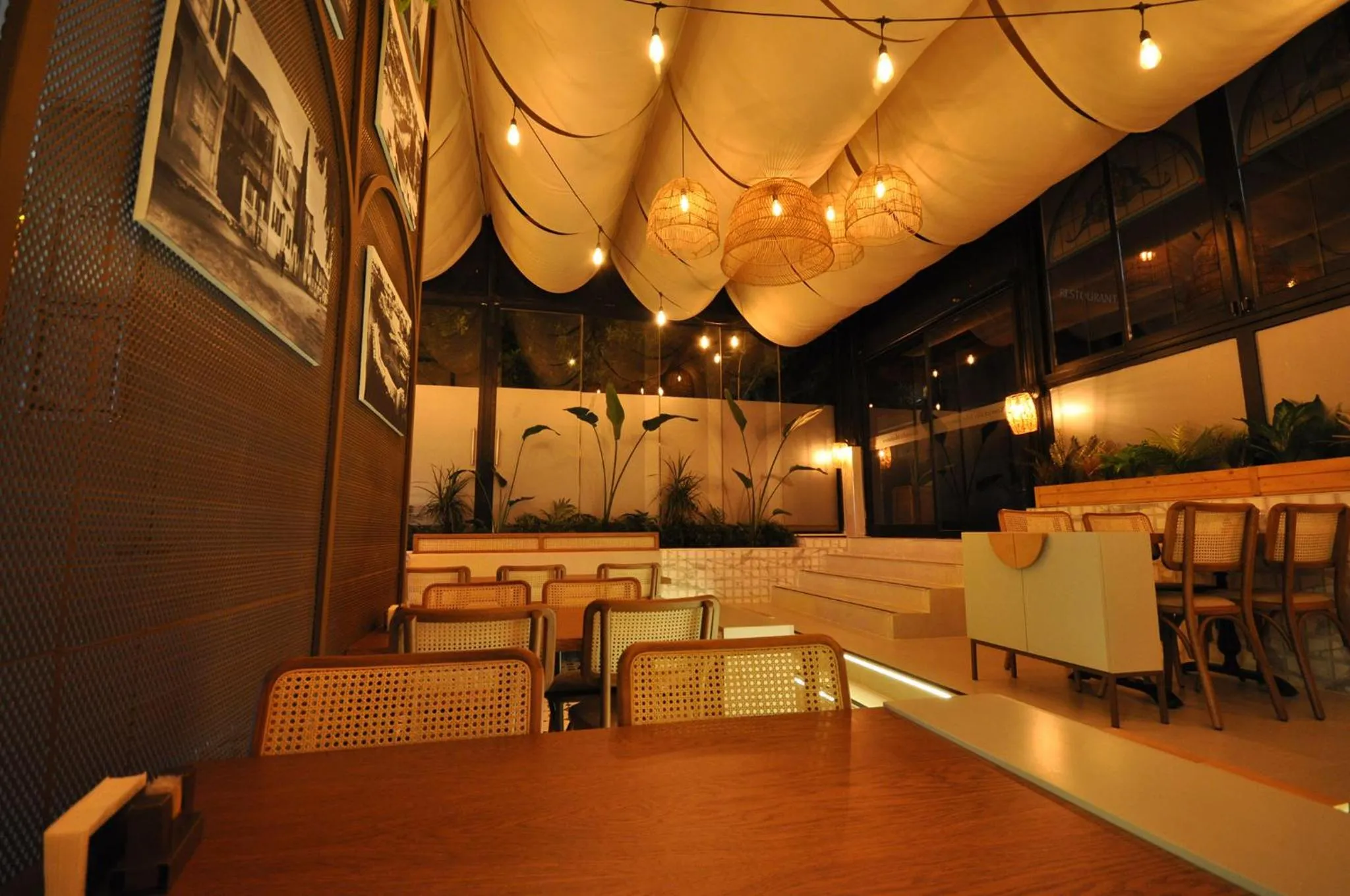 Restaurant/places to eat in Microyal Hotel