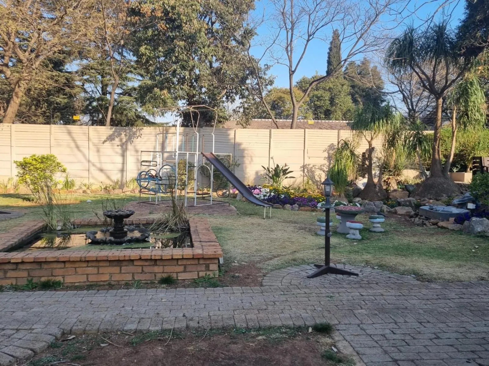 Garden view in Airport Inn Bed and Breakfast