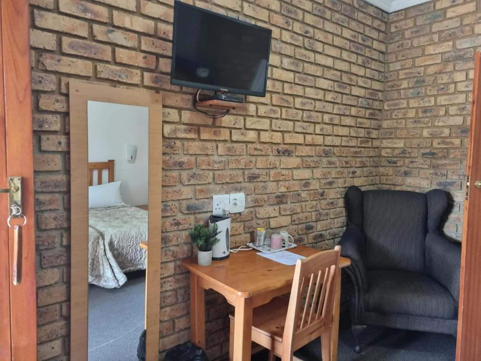 TV and multimedia in Airport Inn Bed and Breakfast