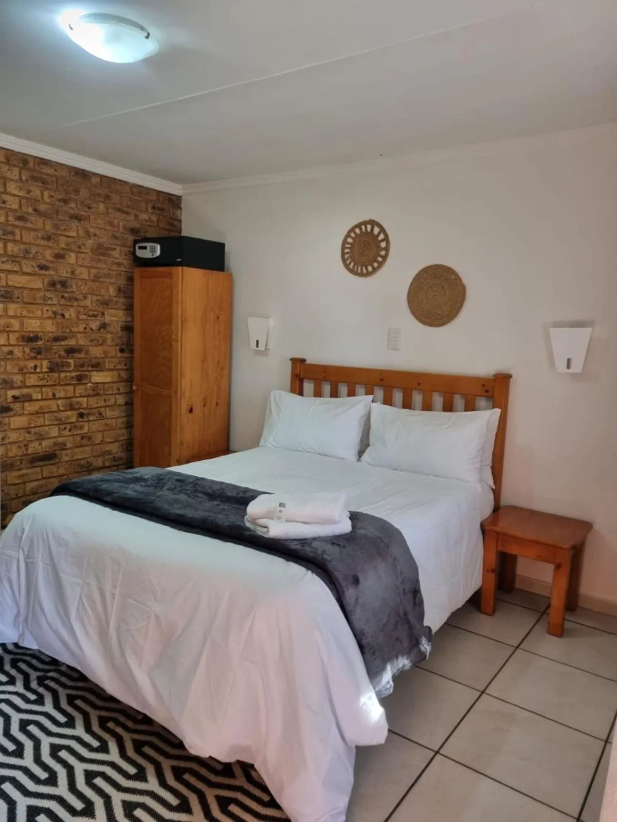 Photo of the whole room, Bed in Airport Inn Bed and Breakfast