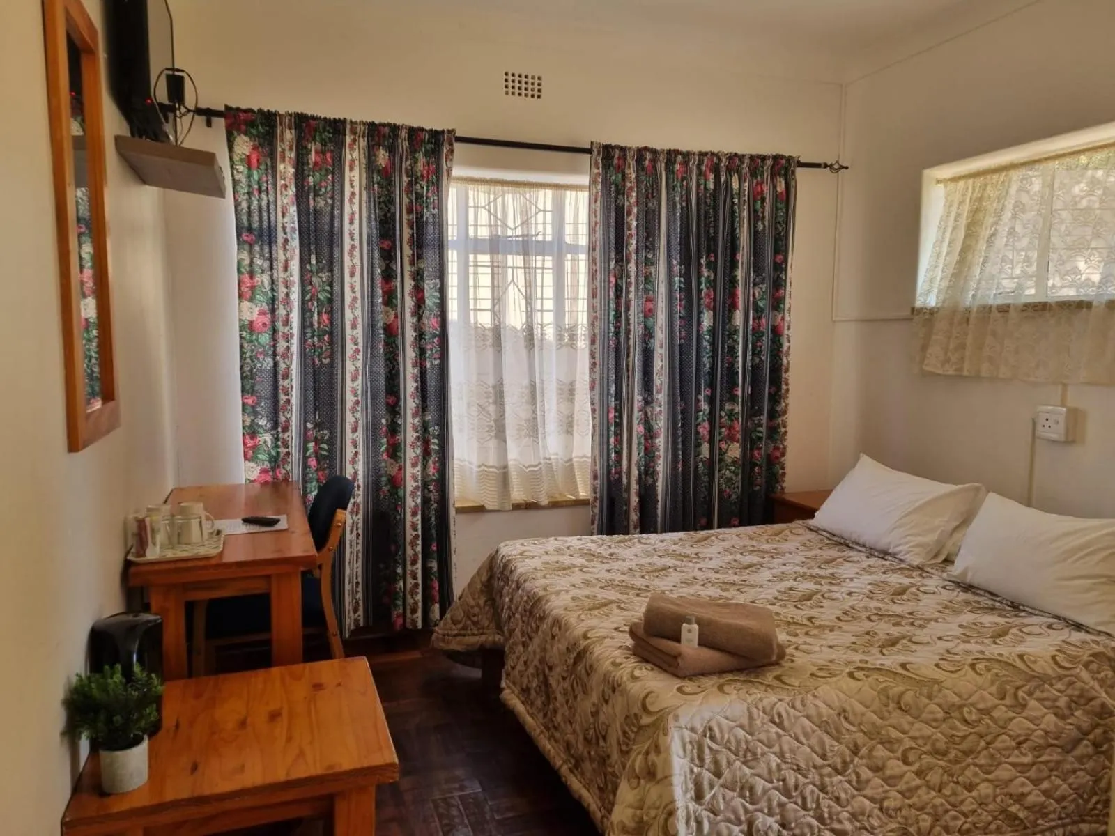 Bed in Airport Inn Bed and Breakfast