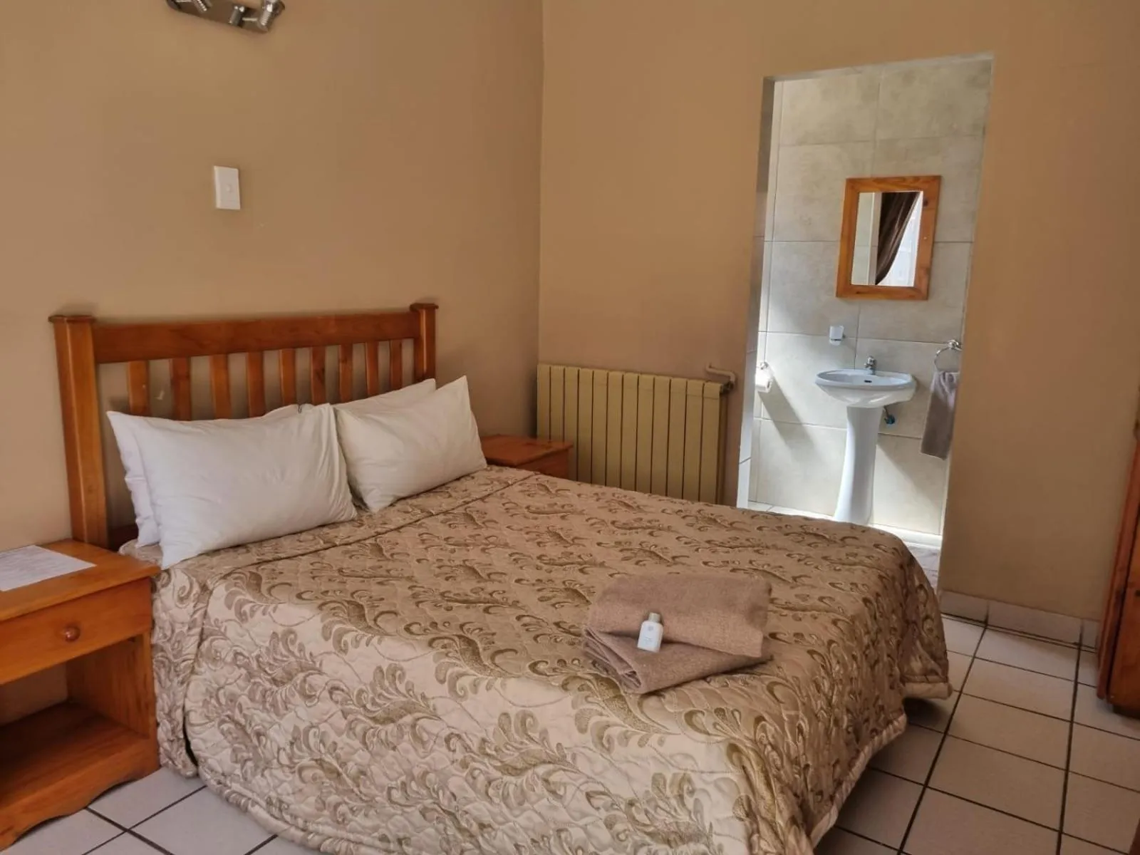 Photo of the whole room, Bed in Airport Inn Bed and Breakfast