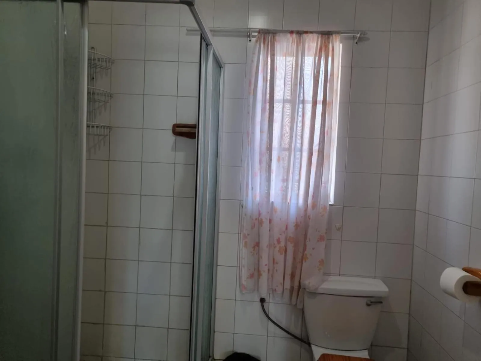 Shower in Airport Inn Bed and Breakfast