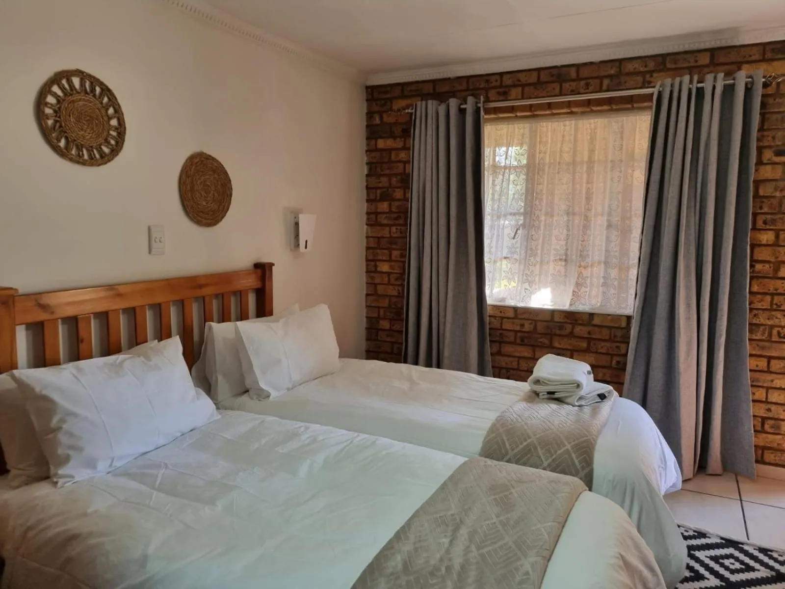 Bed in Airport Inn Bed and Breakfast