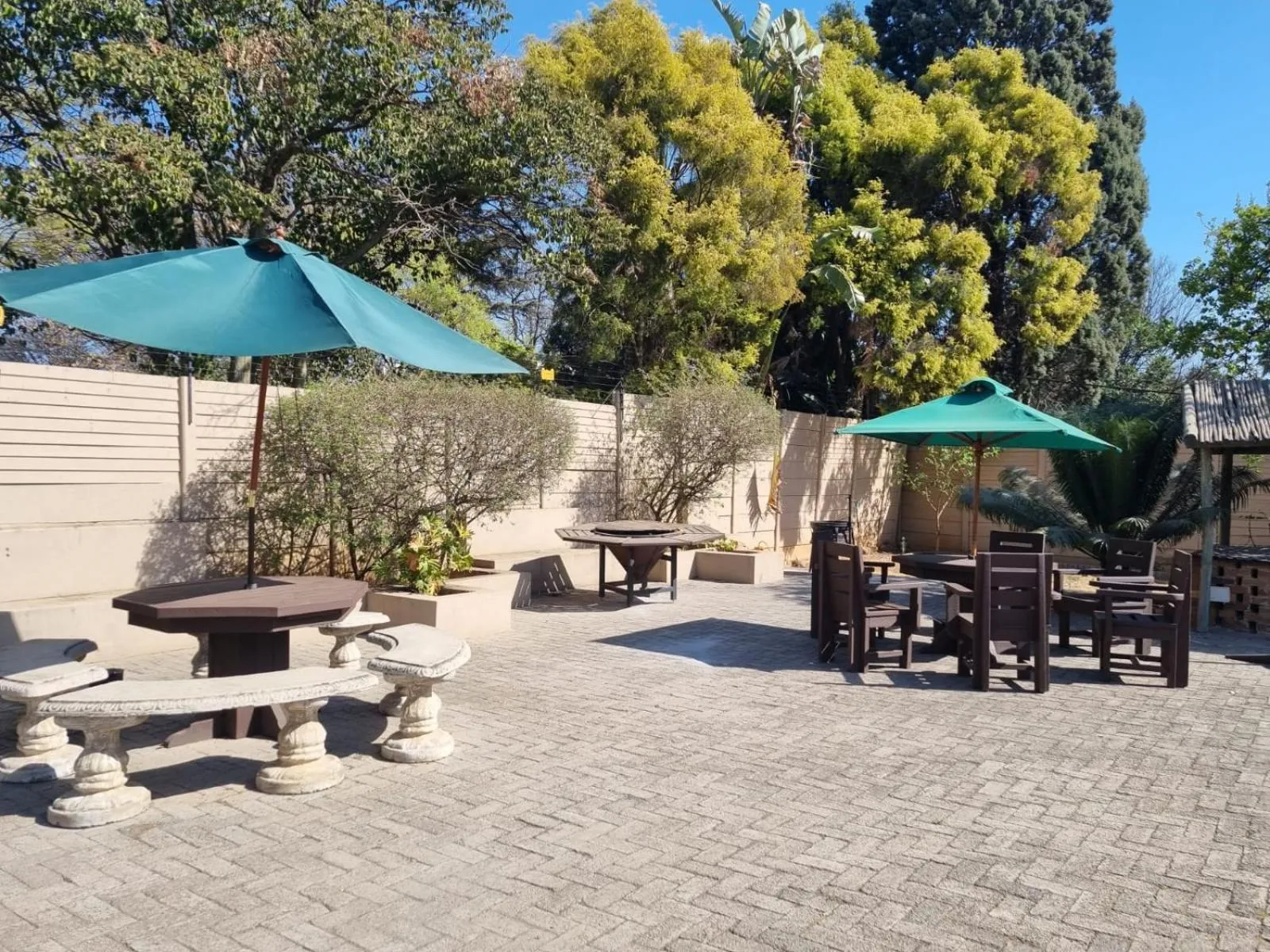 Swimming pool in Airport Inn Bed and Breakfast