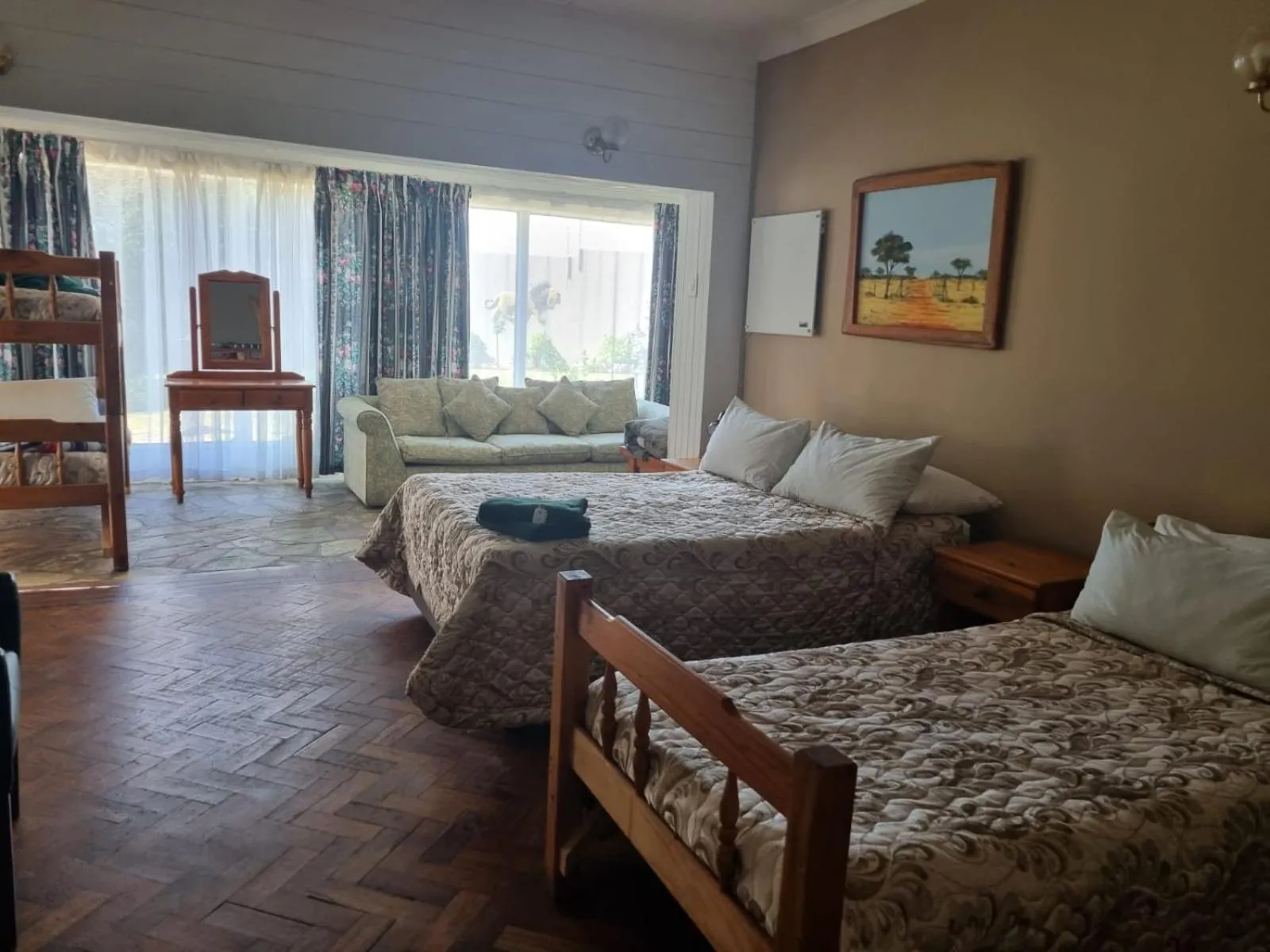 Photo of the whole room, Bed in Airport Inn Bed and Breakfast