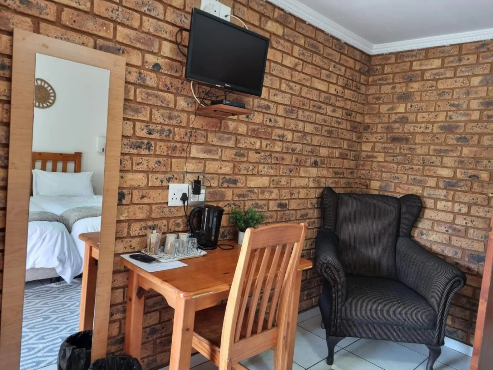 TV and multimedia, Bed in Airport Inn Bed and Breakfast