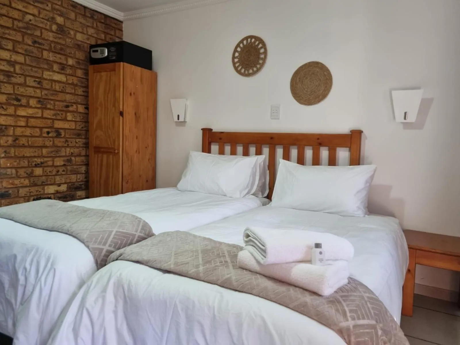 Bed in Airport Inn Bed and Breakfast