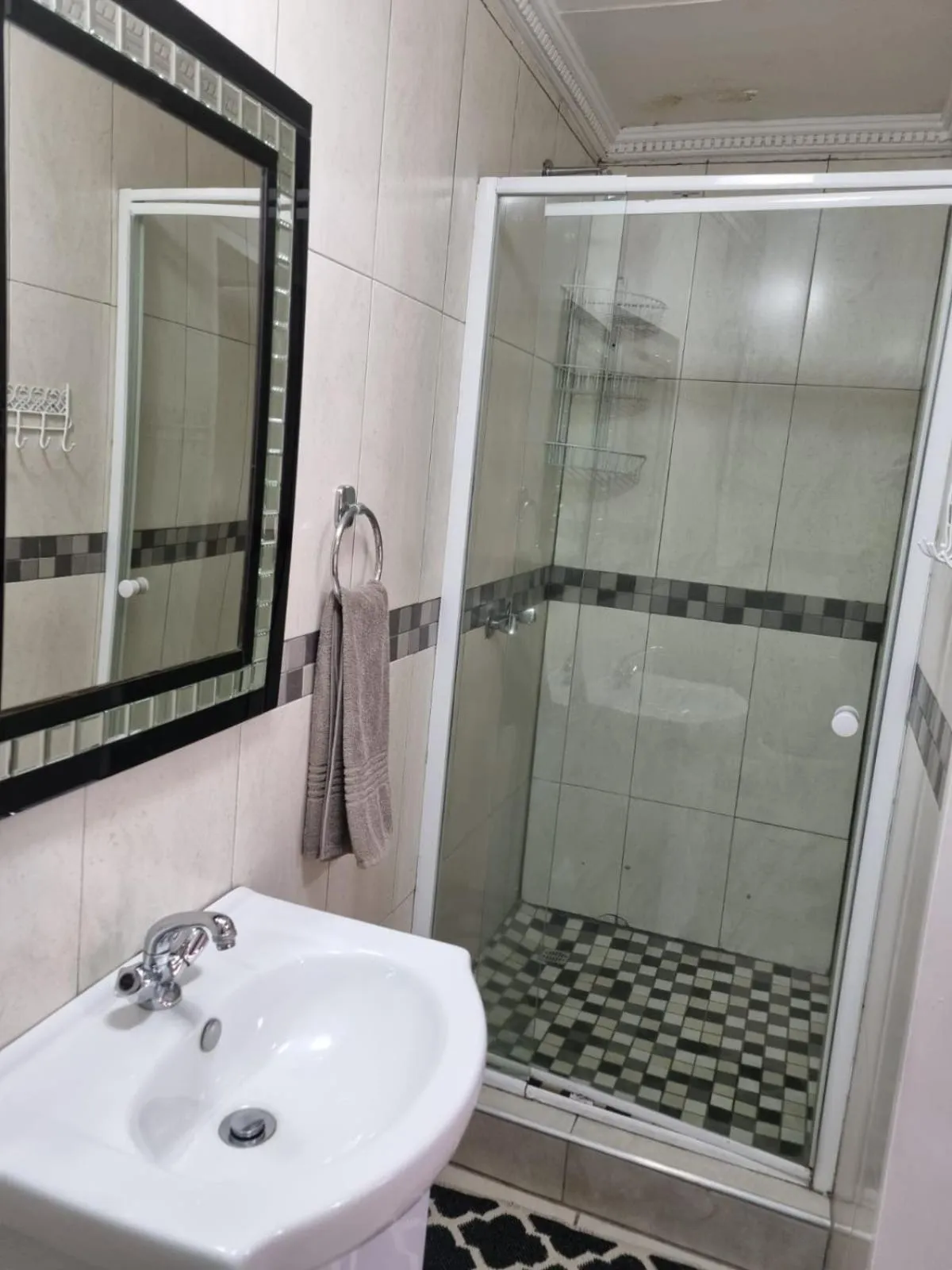 Shower in Airport Inn Bed and Breakfast