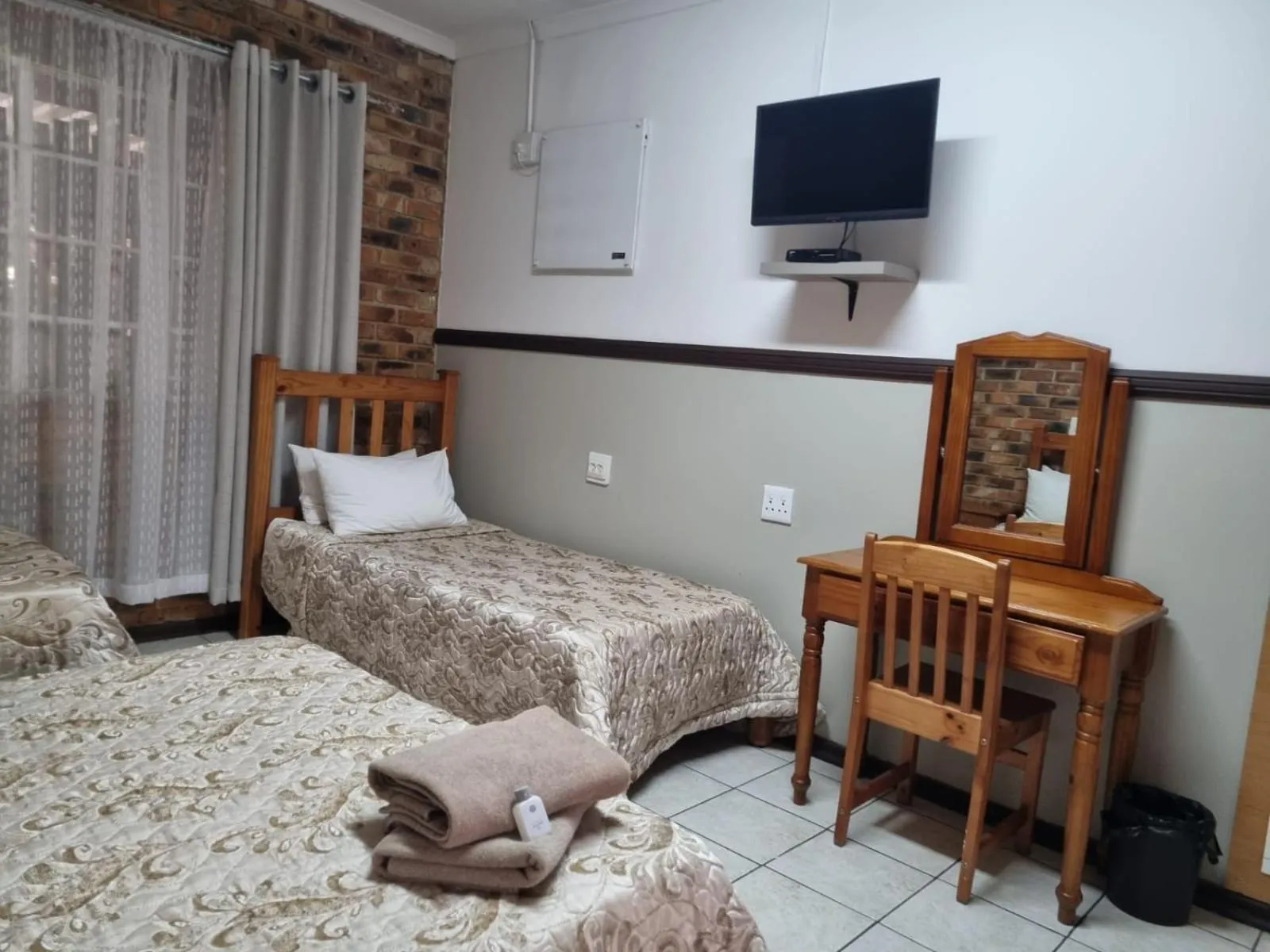 Photo of the whole room, Bed in Airport Inn Bed and Breakfast