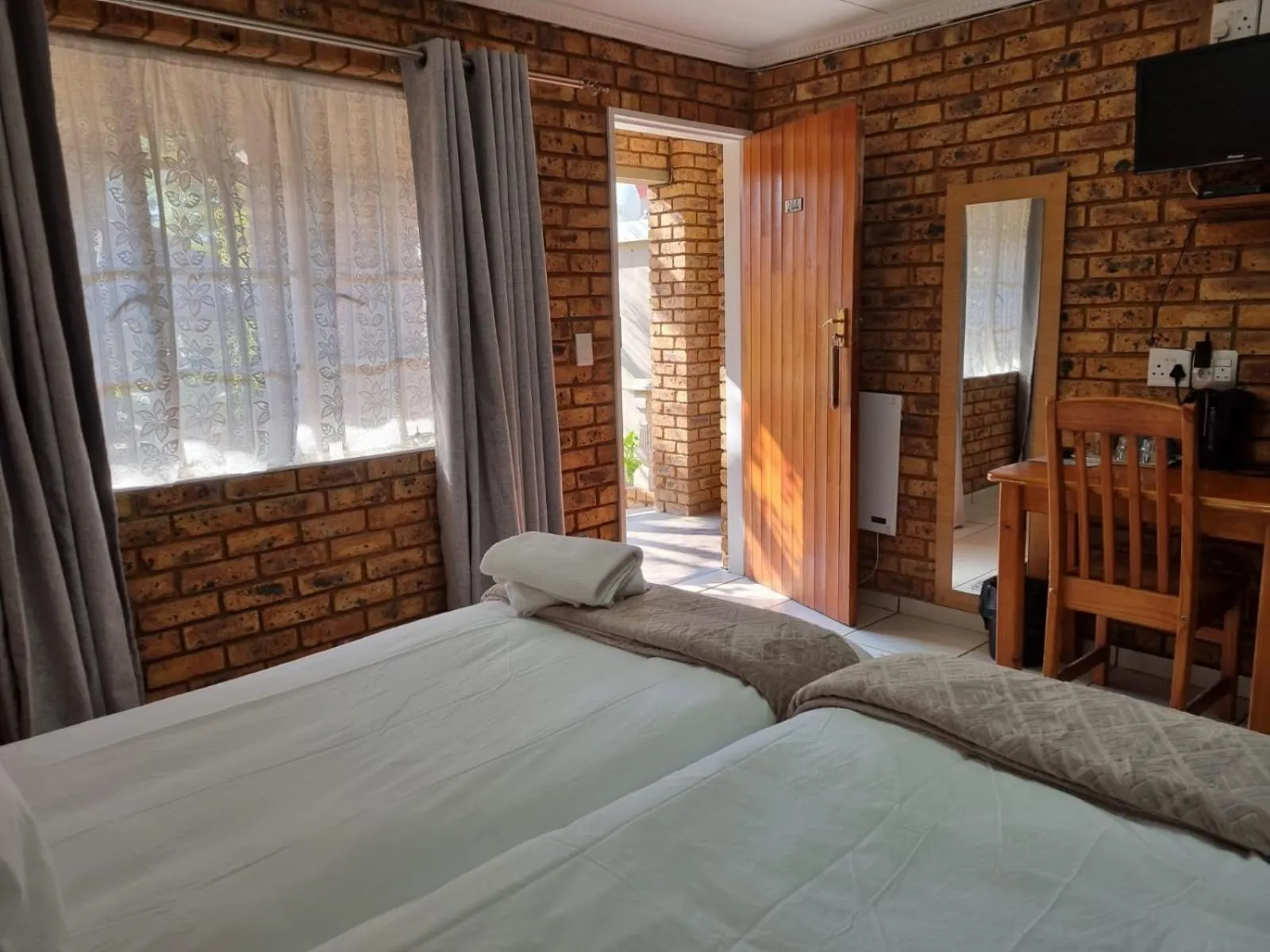 Photo of the whole room, Bed in Airport Inn Bed and Breakfast