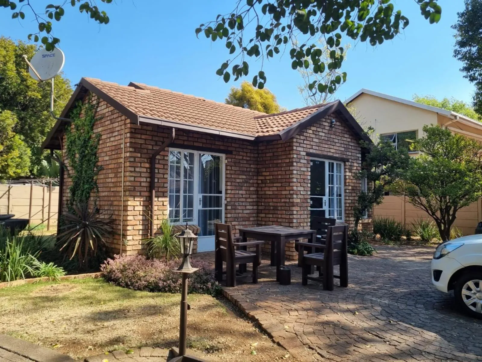 Property building in Airport Inn Bed and Breakfast