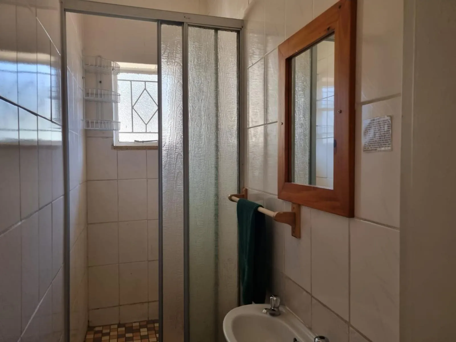 Shower in Airport Inn Bed and Breakfast