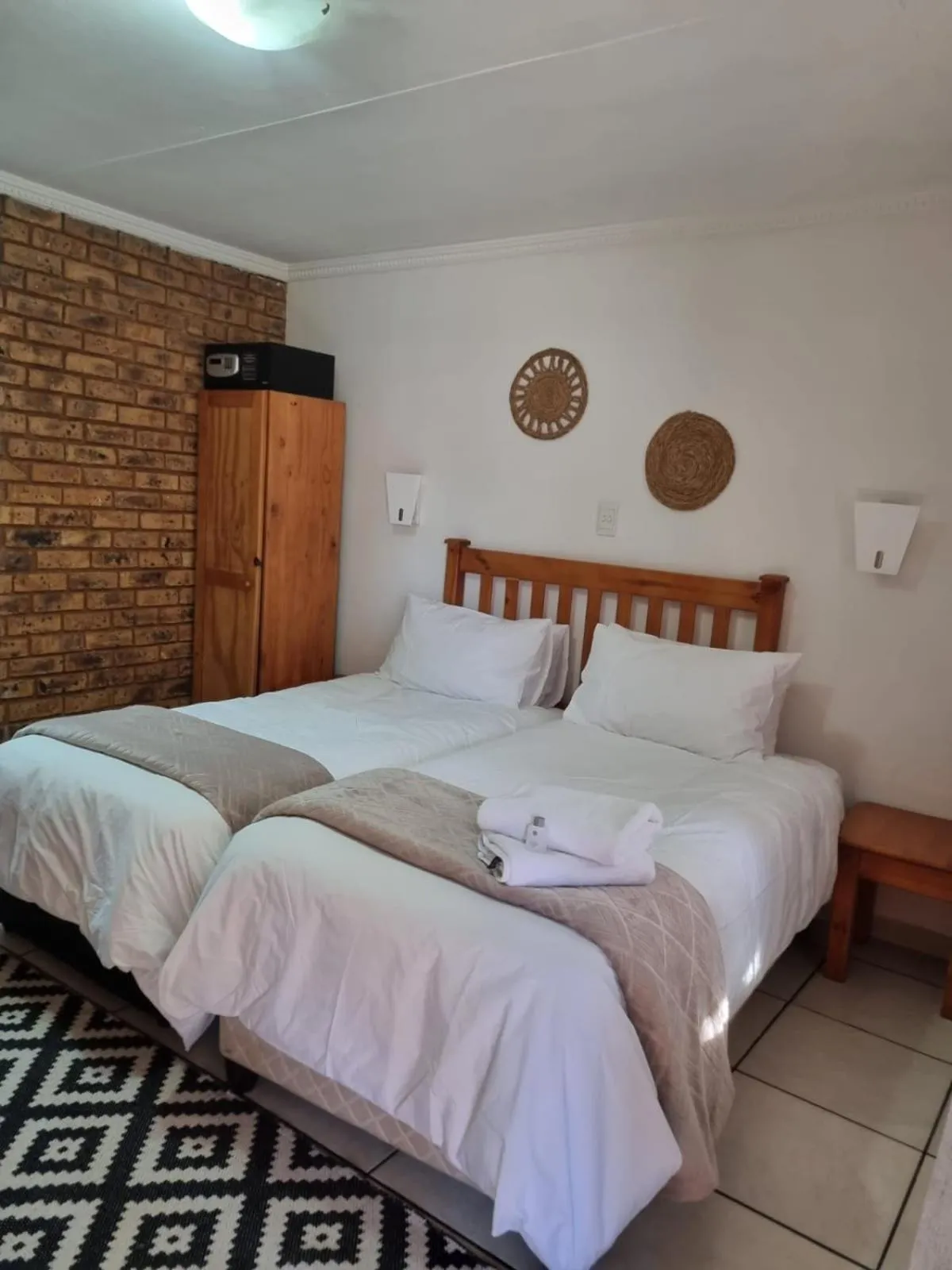 Bed in Airport Inn Bed and Breakfast