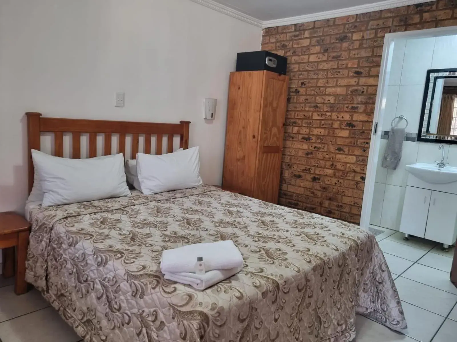 Standard Single/Double Room in Airport Inn Bed and Breakfast Standard Single/Double Room in Airport Inn Bed and Breakfast