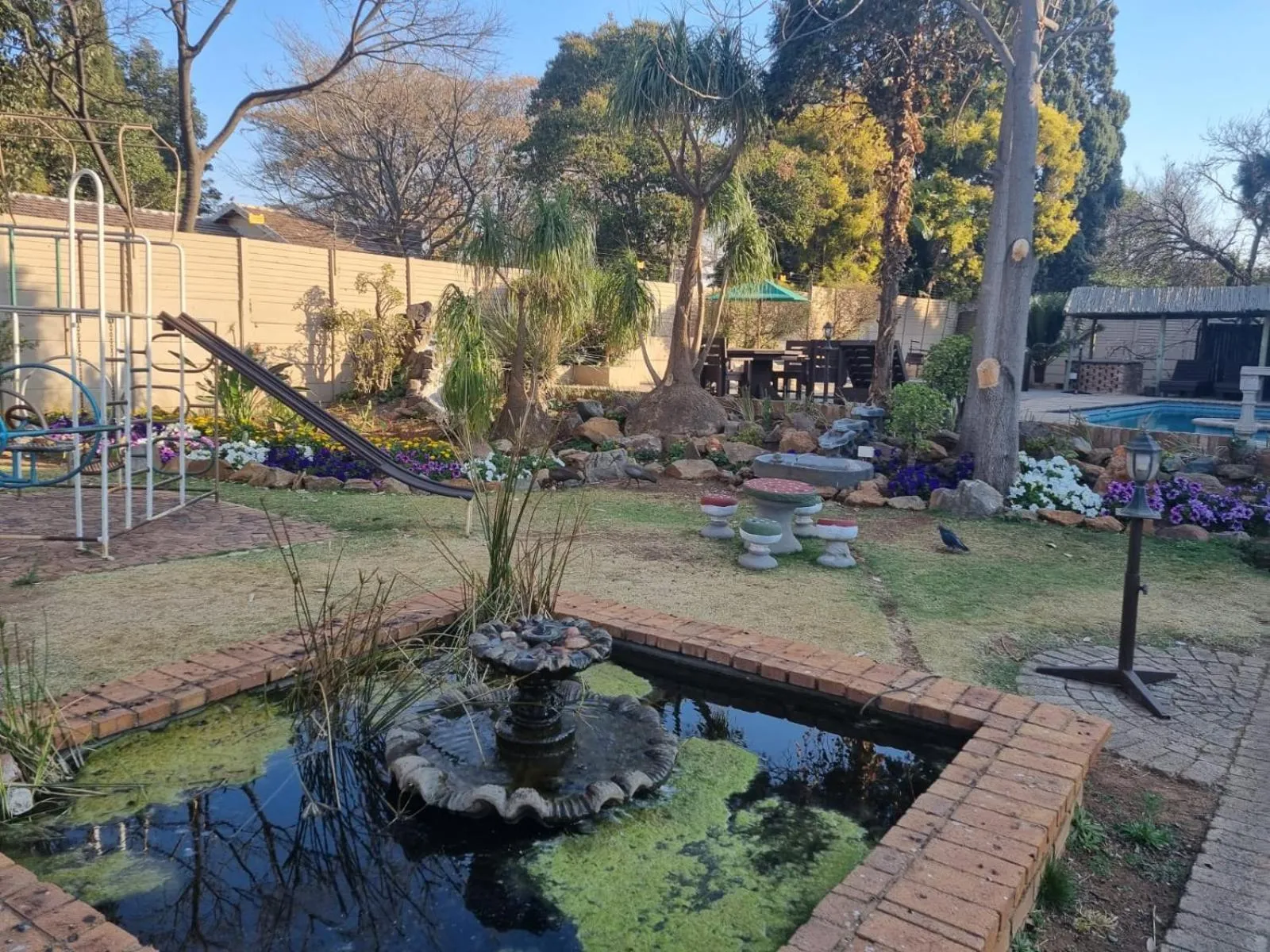 Children play ground in Airport Inn Bed and Breakfast