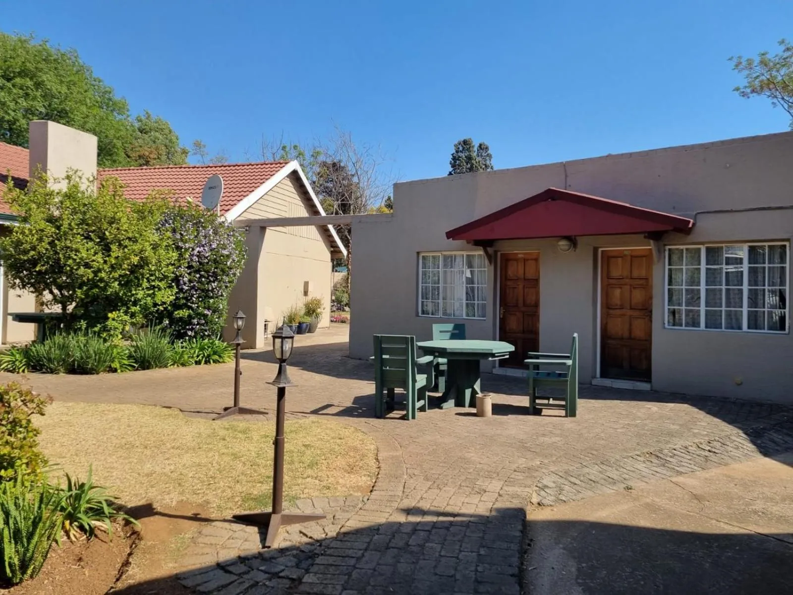 Property building in Airport Inn Bed and Breakfast