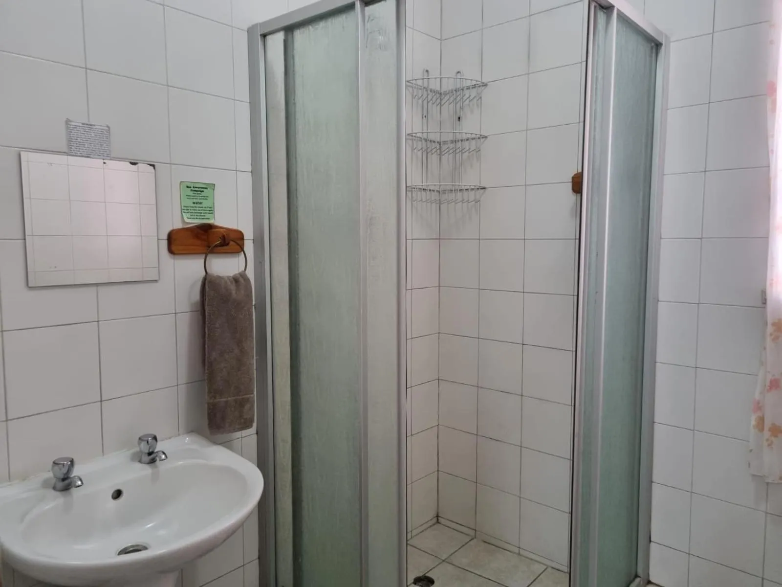 Shower in Airport Inn Bed and Breakfast