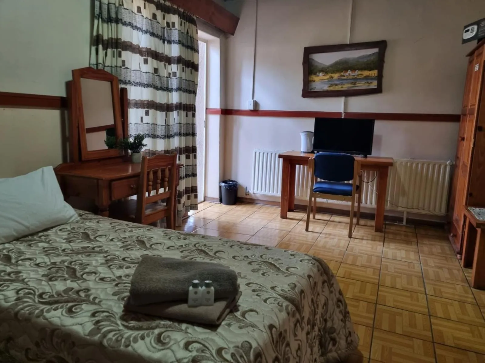 Photo of the whole room, Bed in Airport Inn Bed and Breakfast