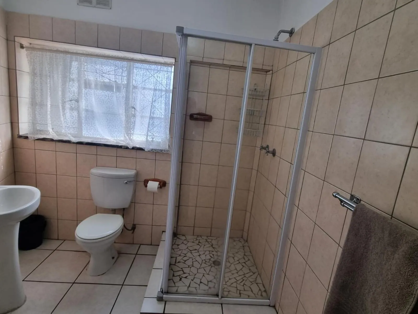 Shower in Airport Inn Bed and Breakfast