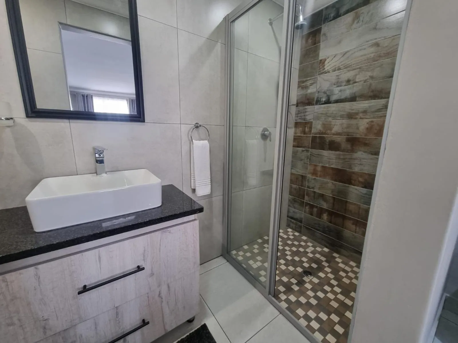 Shower in Airport Inn Bed and Breakfast