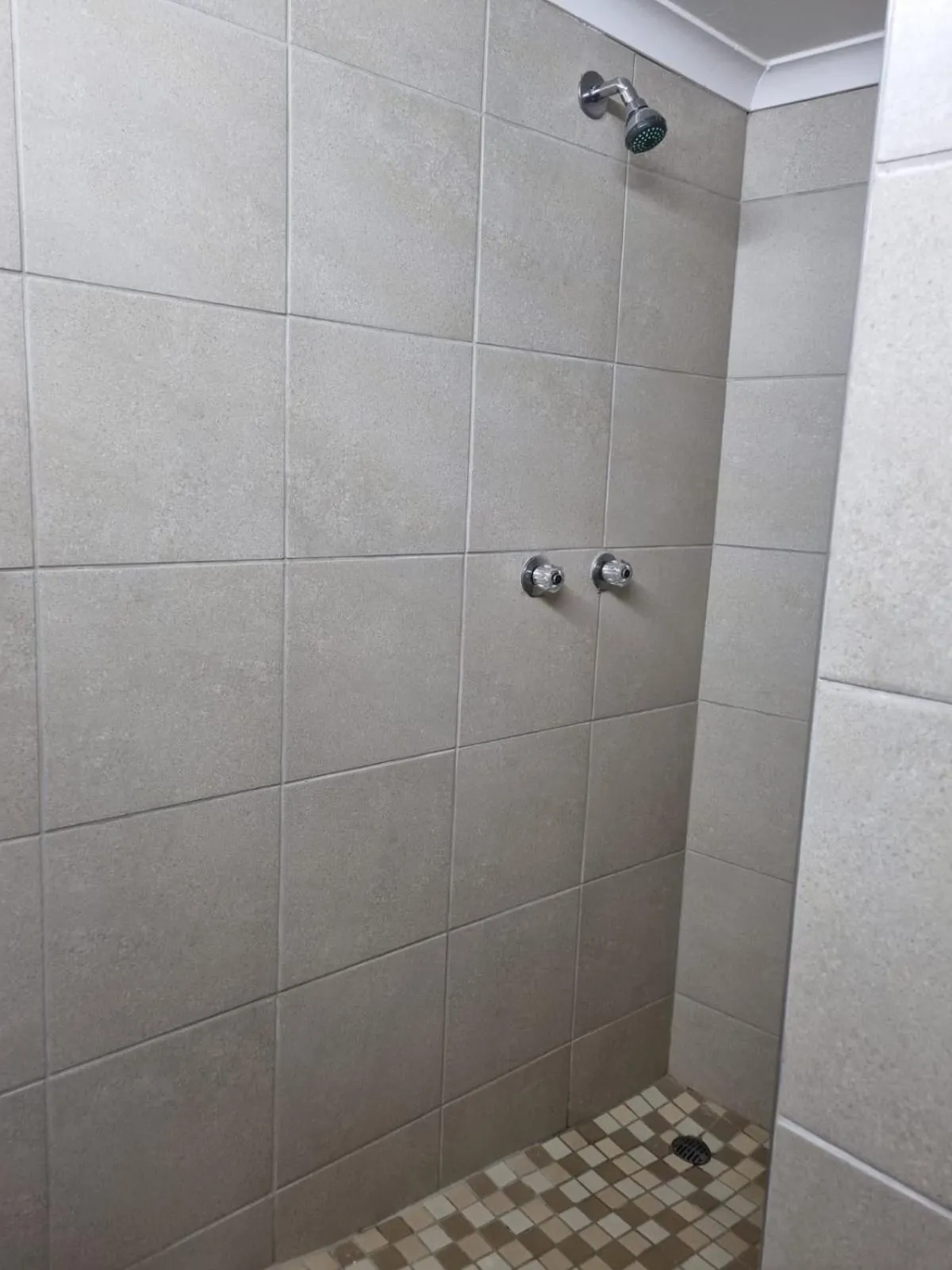 Shower in Airport Inn Bed and Breakfast