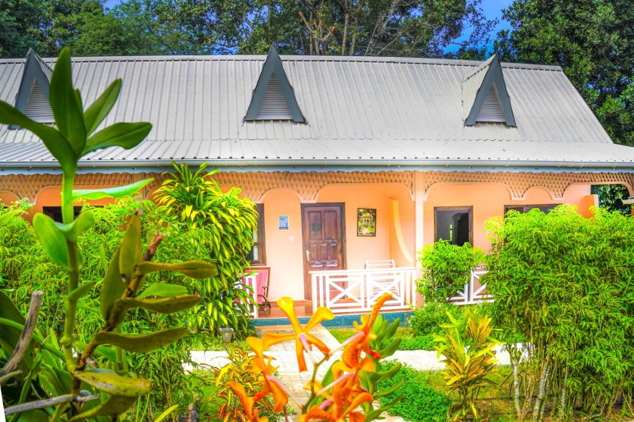 Facade/entrance in Bernique Guesthouse