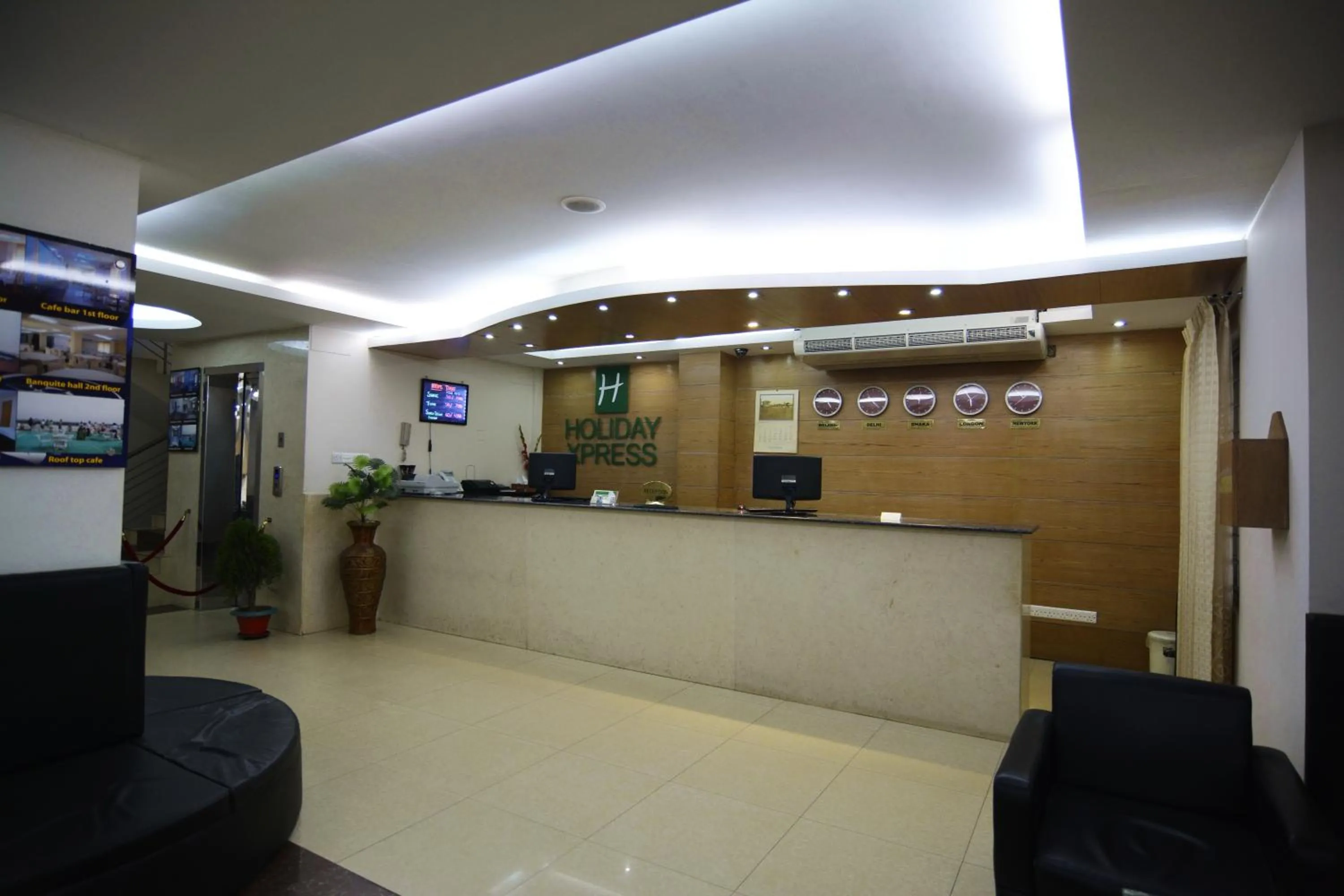 Lobby or reception in Holiday Xpress