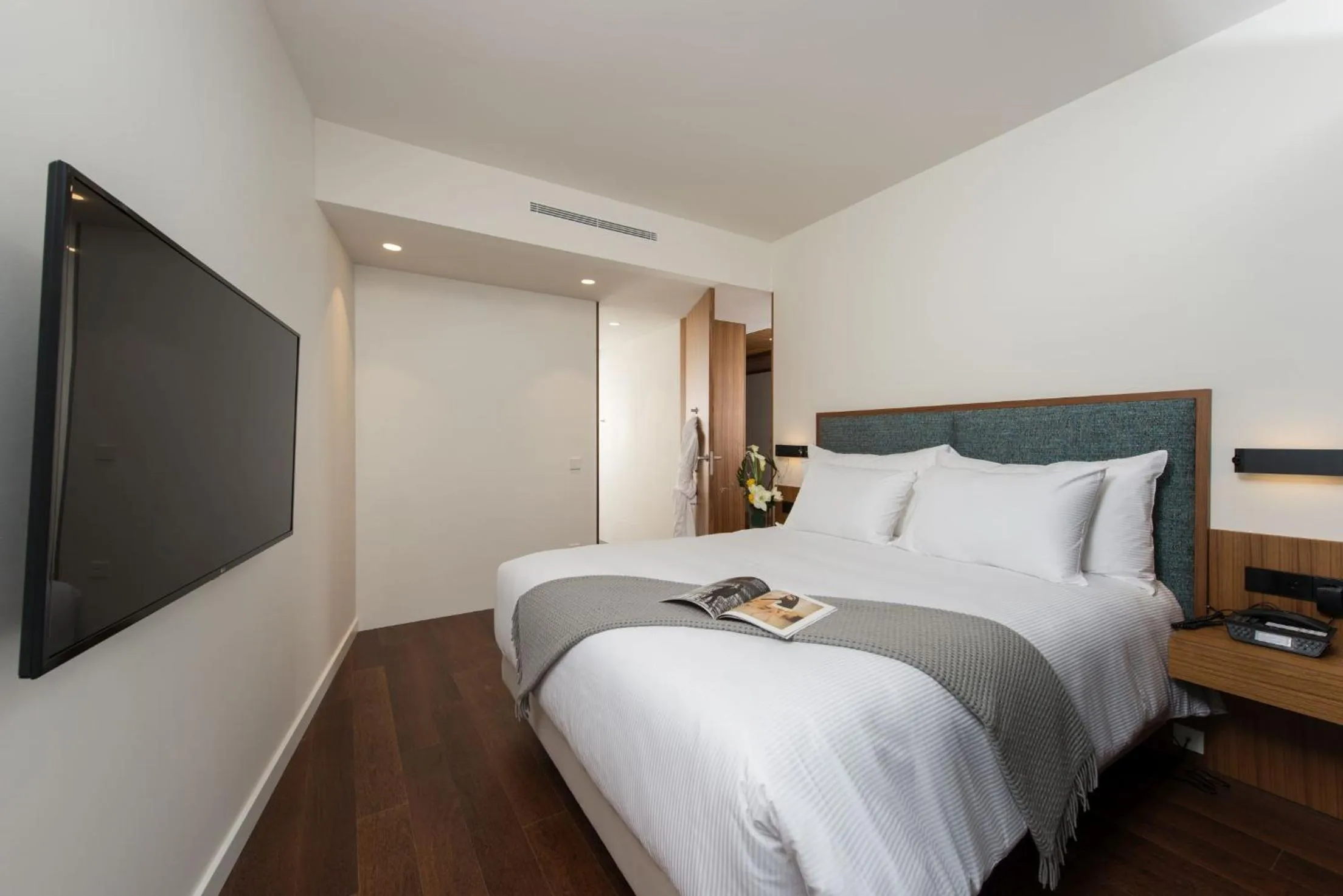 TV and multimedia, Bed in Fraser Suites Geneva - Serviced Apartments