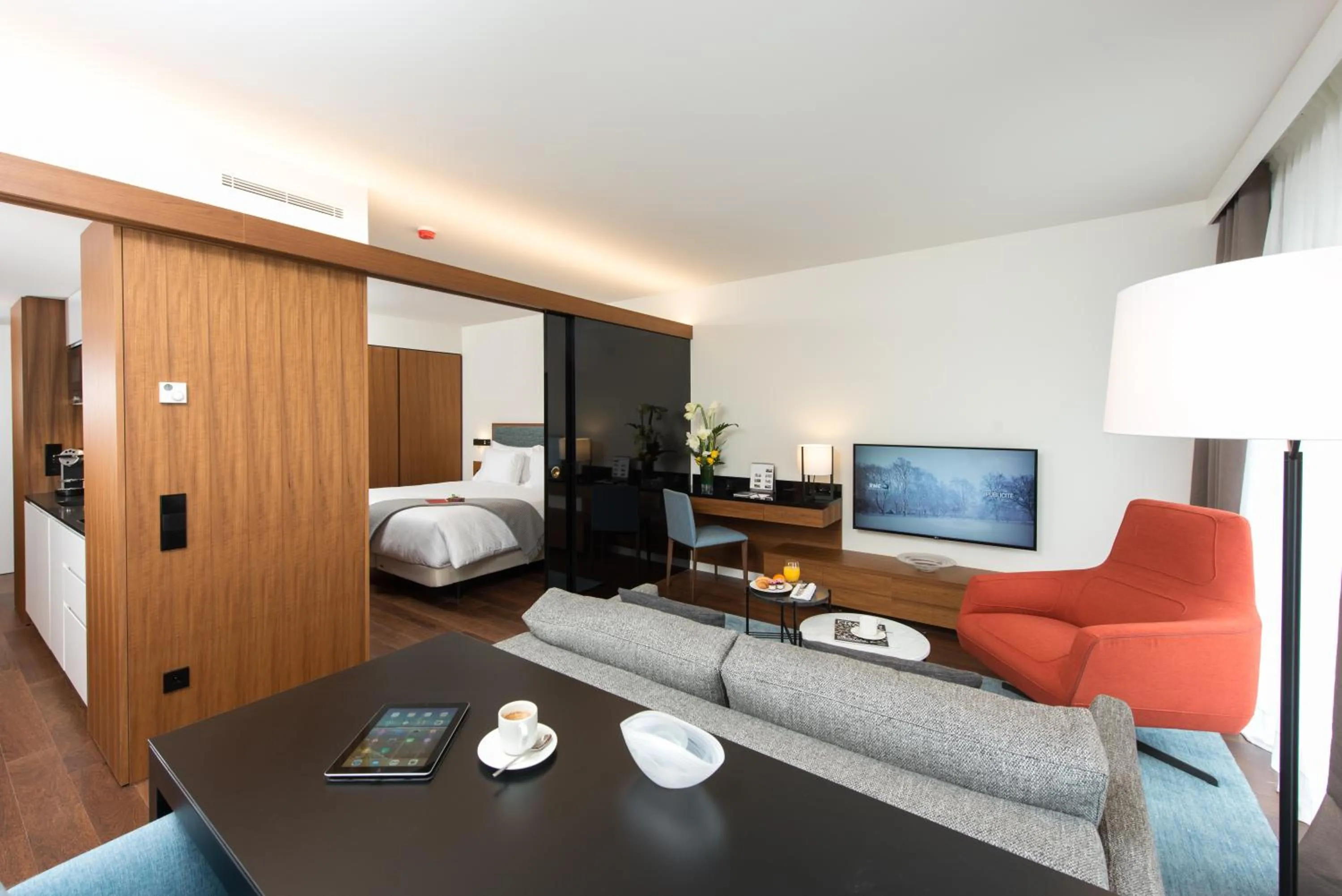 TV and multimedia, Bed in Fraser Suites Geneva - Serviced Apartments