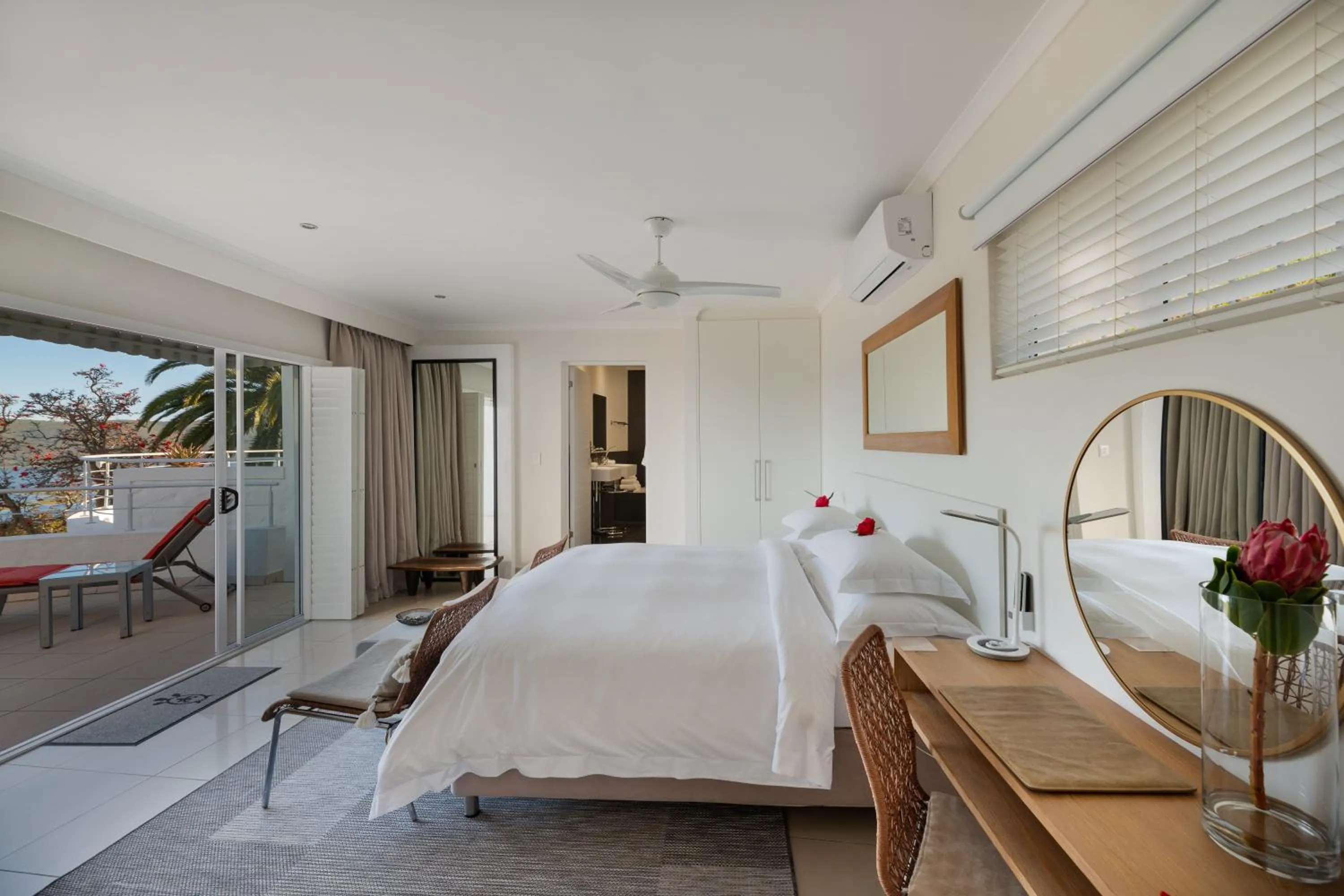 Bed in Villa Afrikana Guest Suites by Knysna Paradise Collection