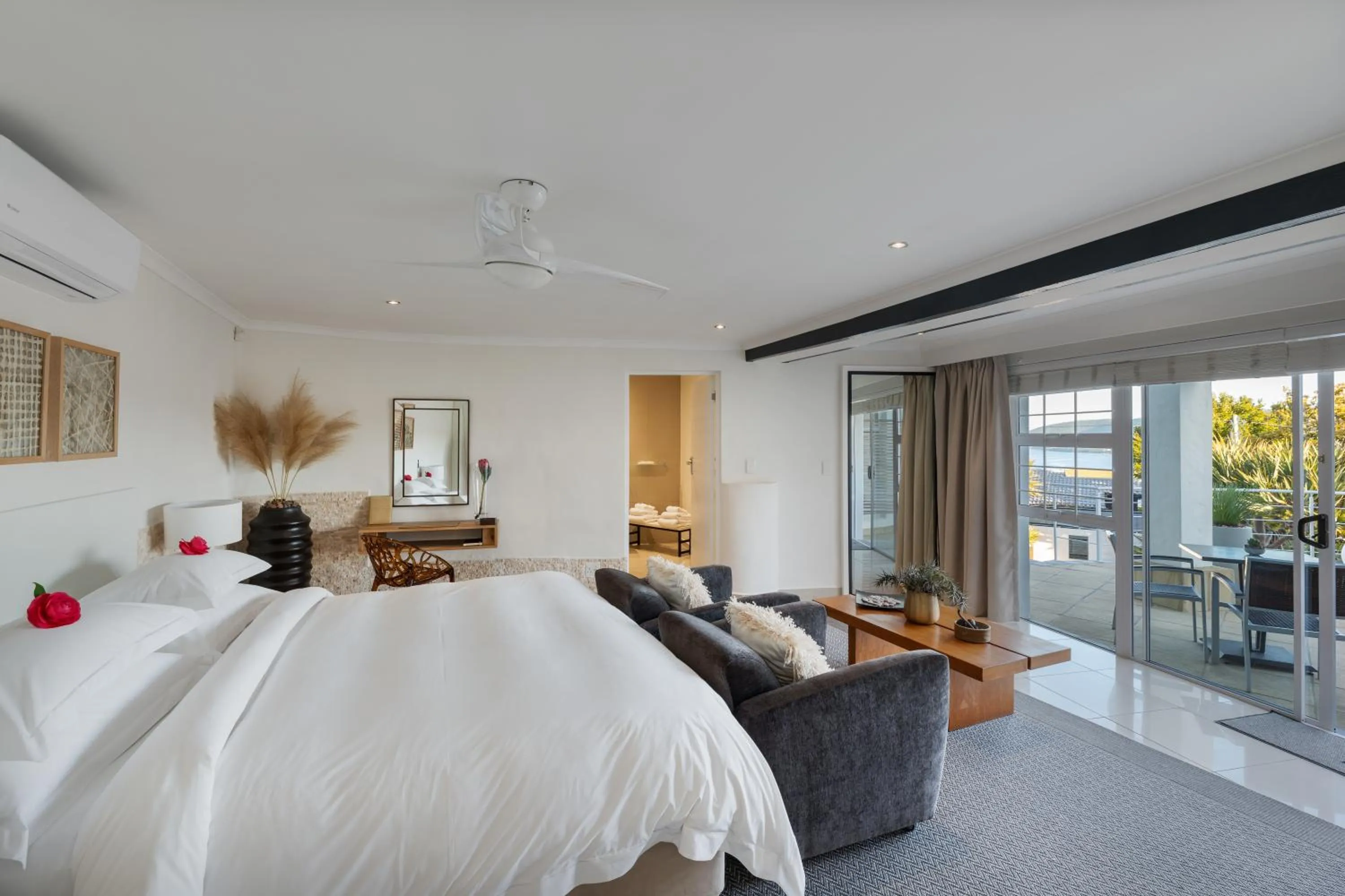 Bed in Villa Afrikana Guest Suites by Knysna Paradise Collection