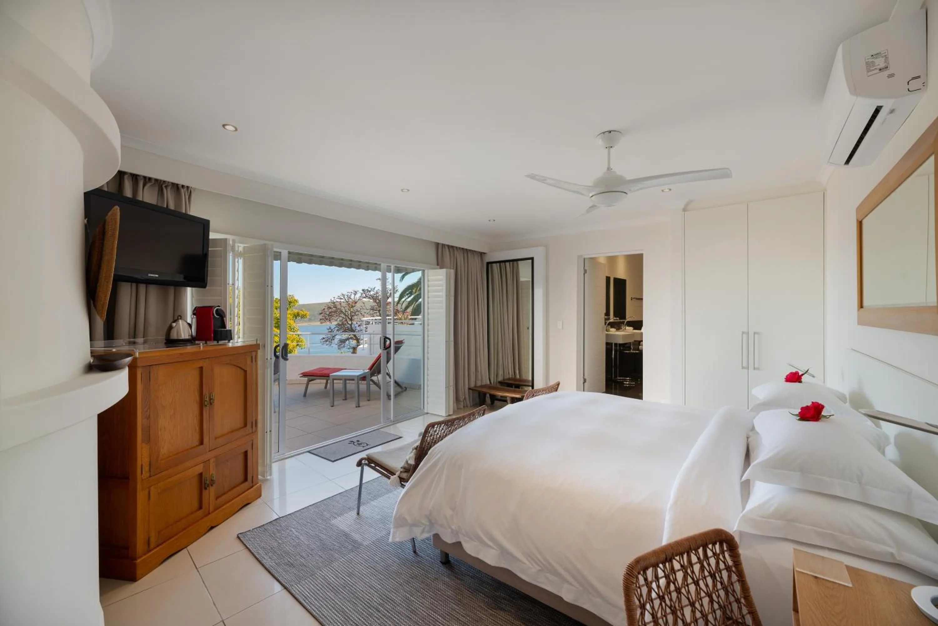 Bed in Villa Afrikana Guest Suites by Knysna Paradise Collection