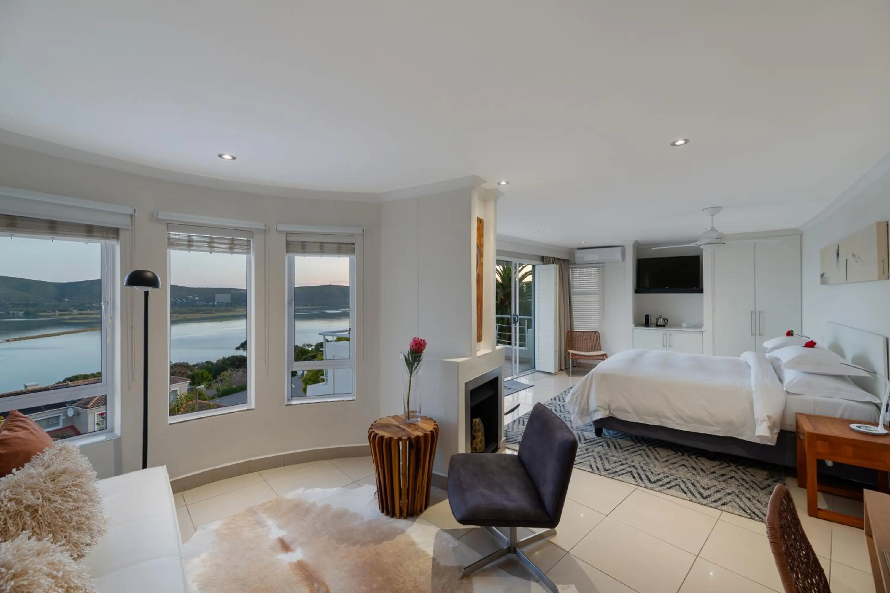 Bed in Villa Afrikana Guest Suites by Knysna Paradise Collection