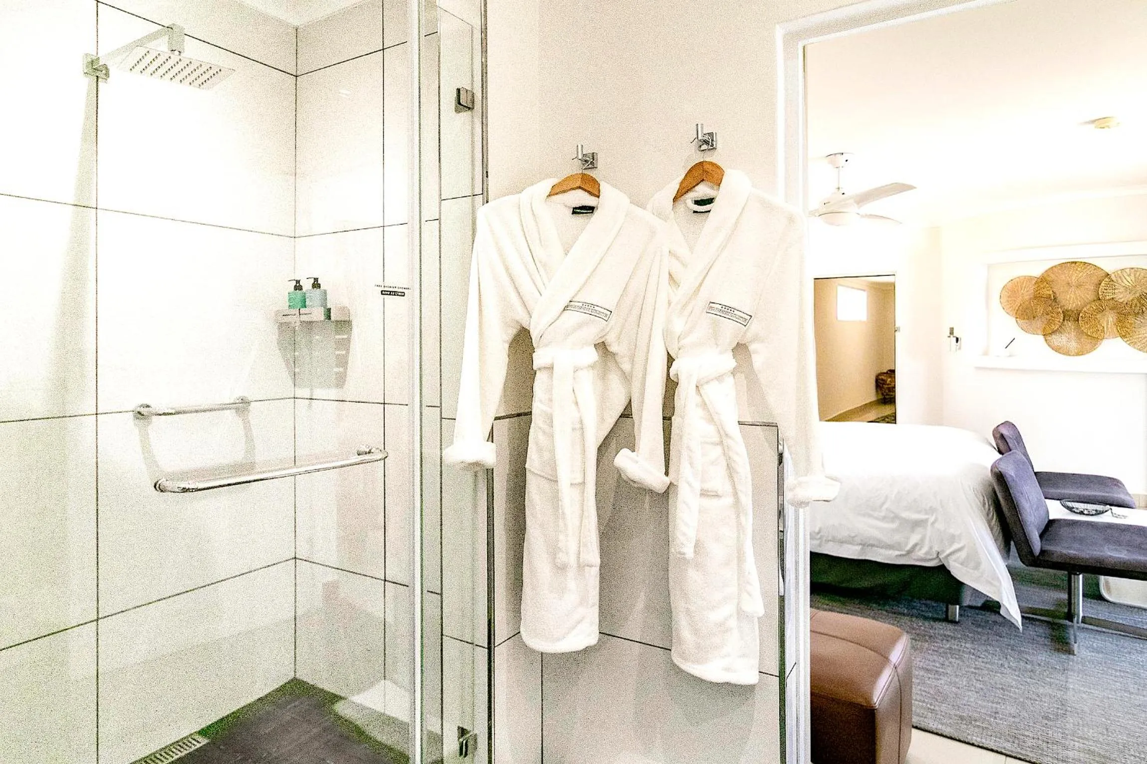 Bed in Villa Afrikana Guest Suites by Knysna Paradise Collection