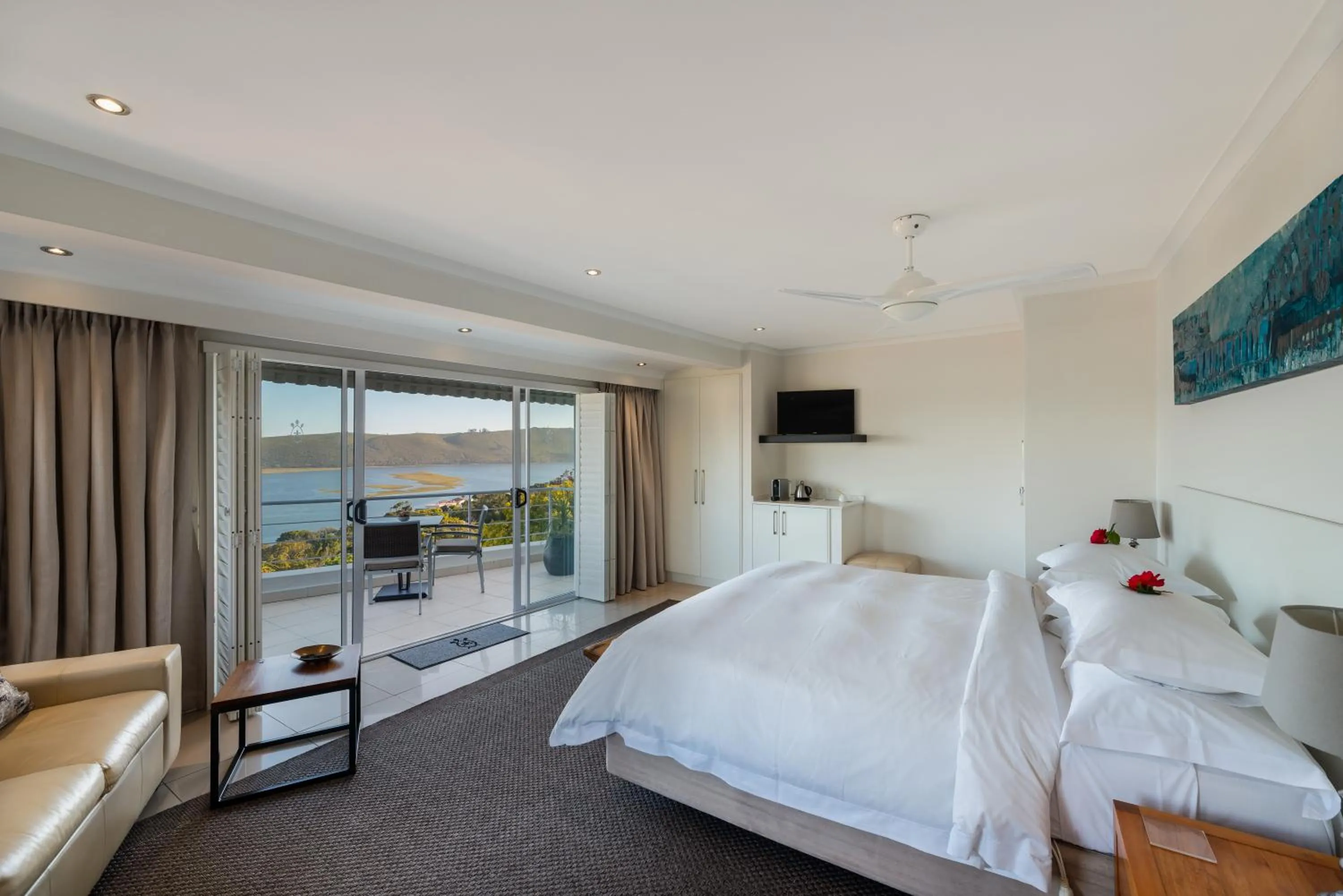 Bed in Villa Afrikana Guest Suites by Knysna Paradise Collection