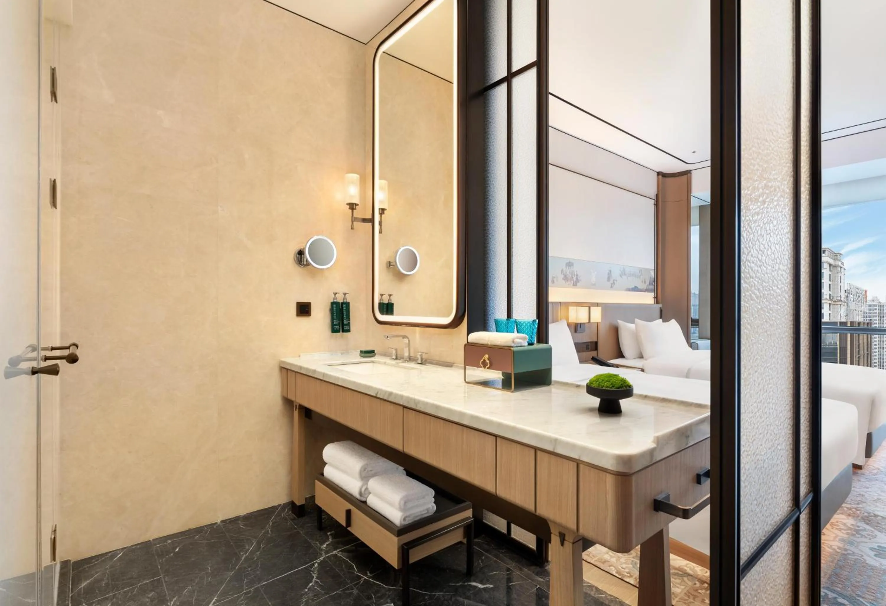 Bathroom, Bed in Doubletree By Hilton Zigong