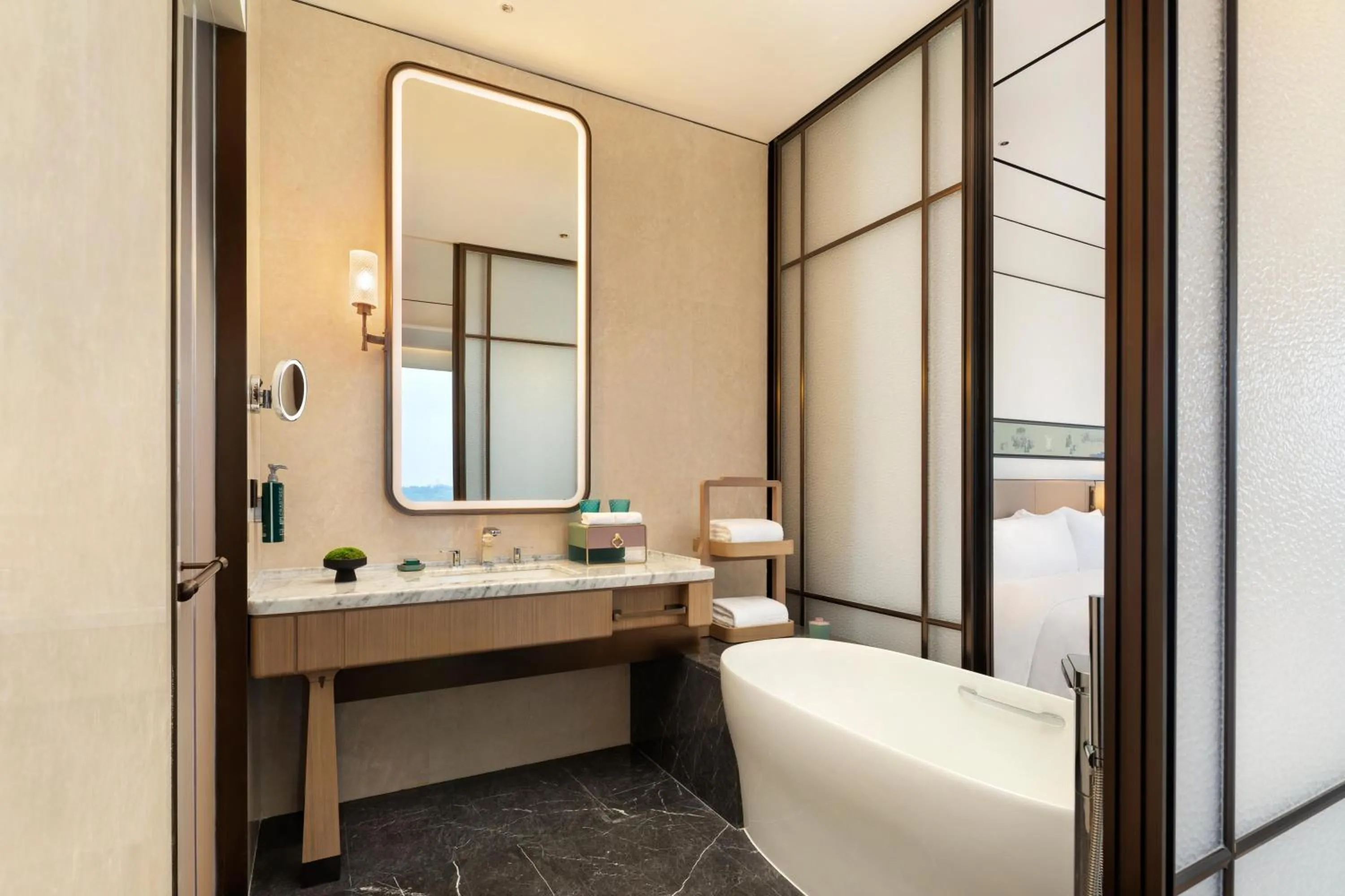 Bathroom, Bed in Doubletree By Hilton Zigong