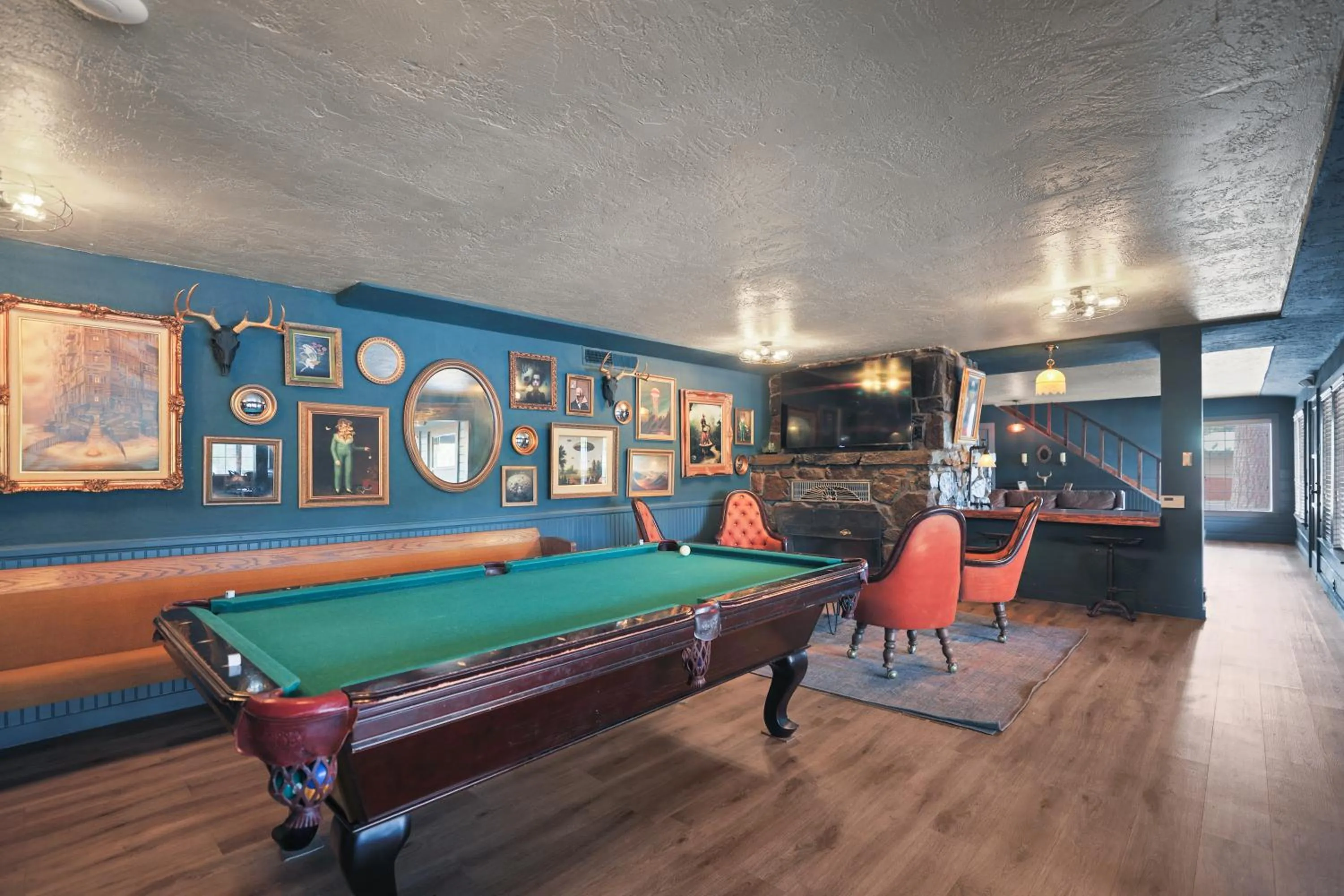 Communal lounge/ TV room in Sessions Retreat & Hotel