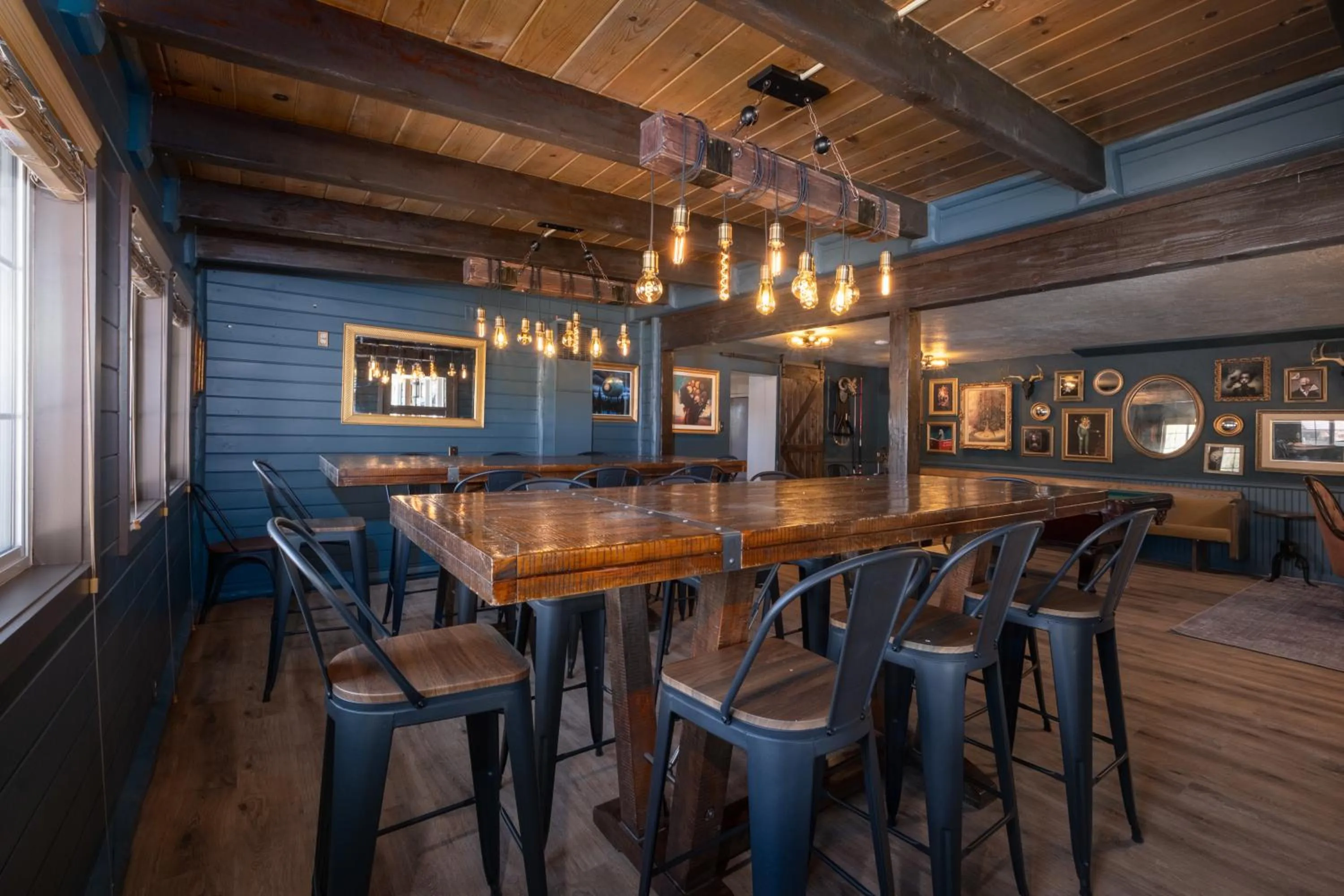 Communal lounge/ TV room in Sessions Retreat & Hotel