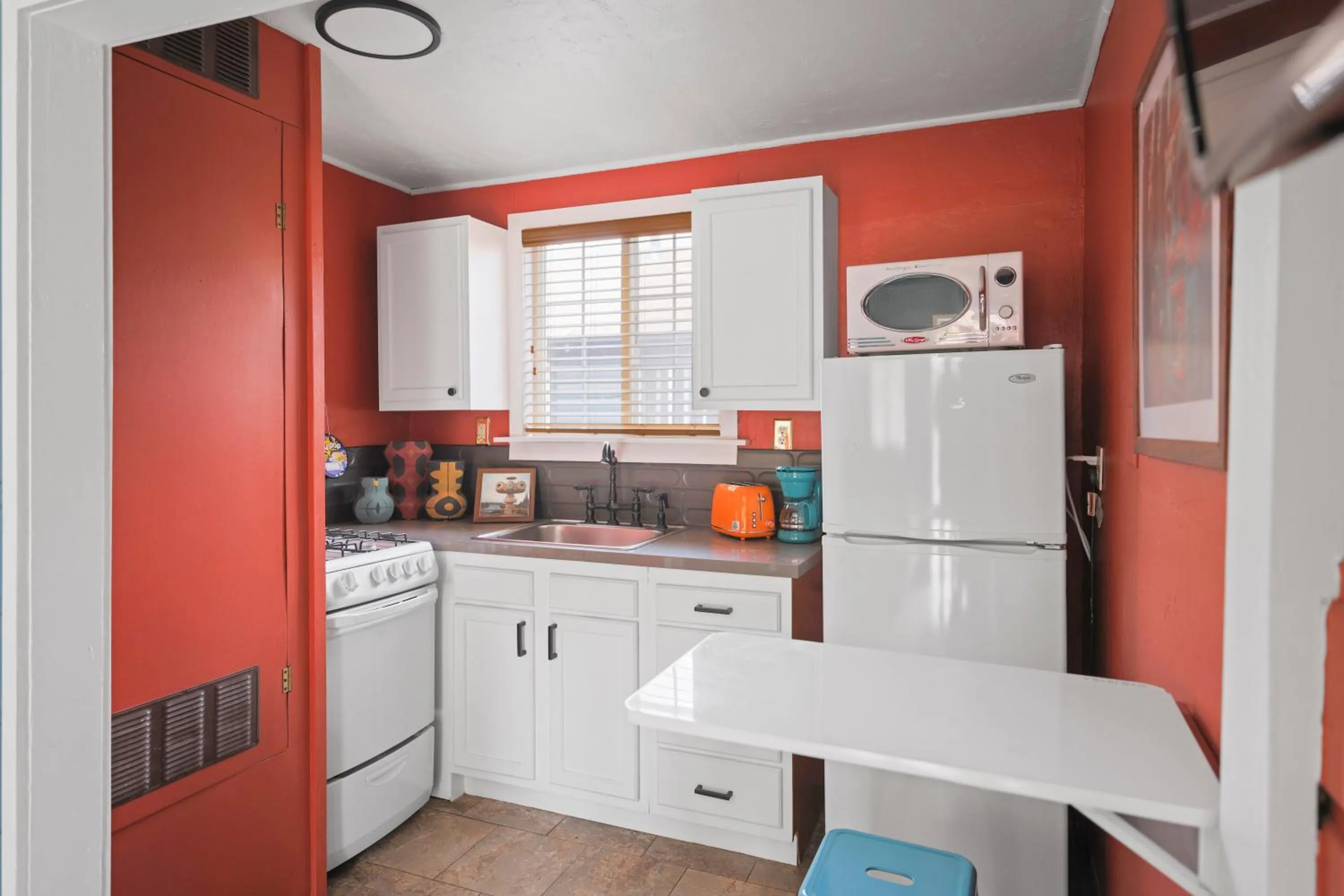 Kitchen or kitchenette in Sessions Retreat & Hotel