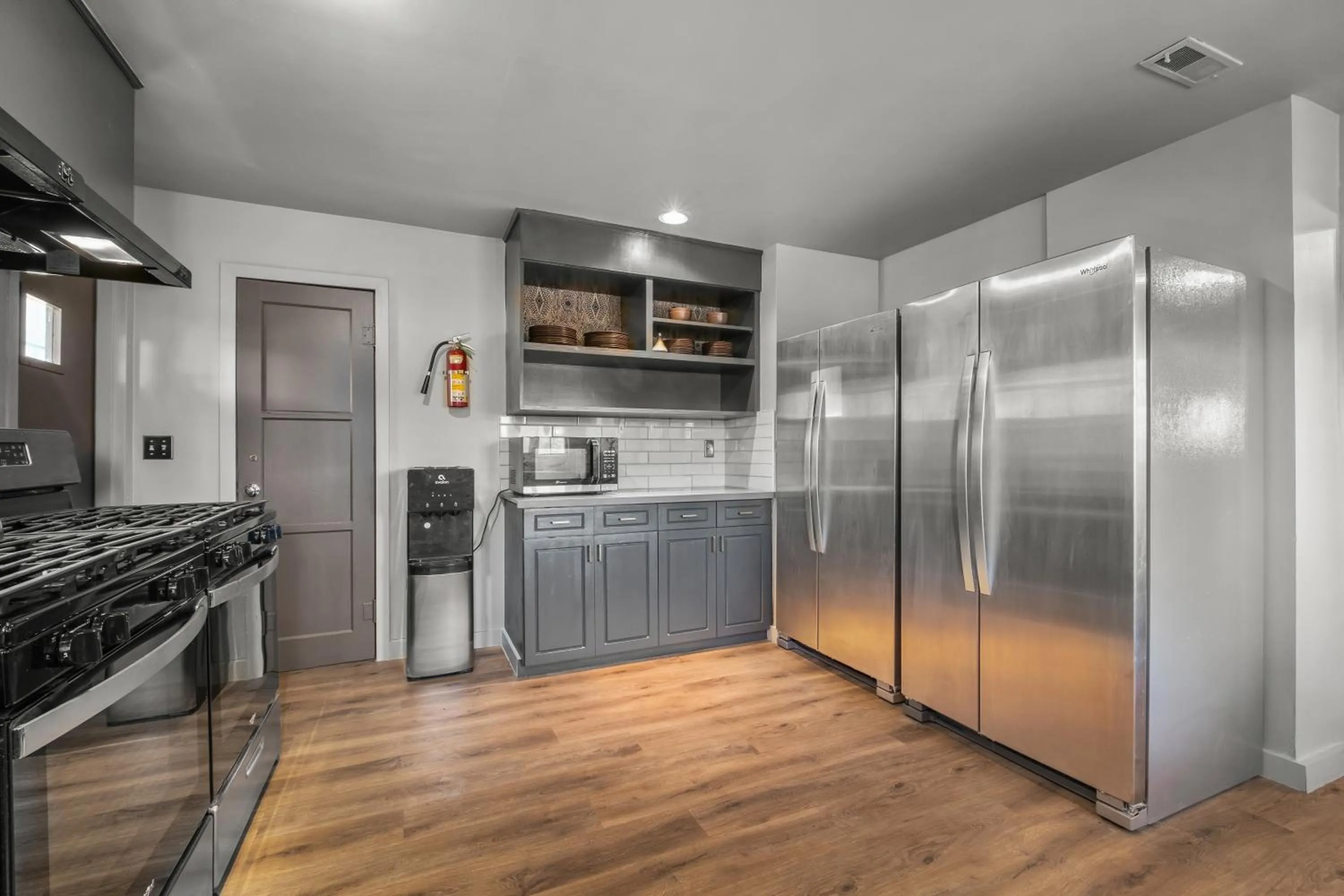 Communal kitchen in Sessions Retreat & Hotel