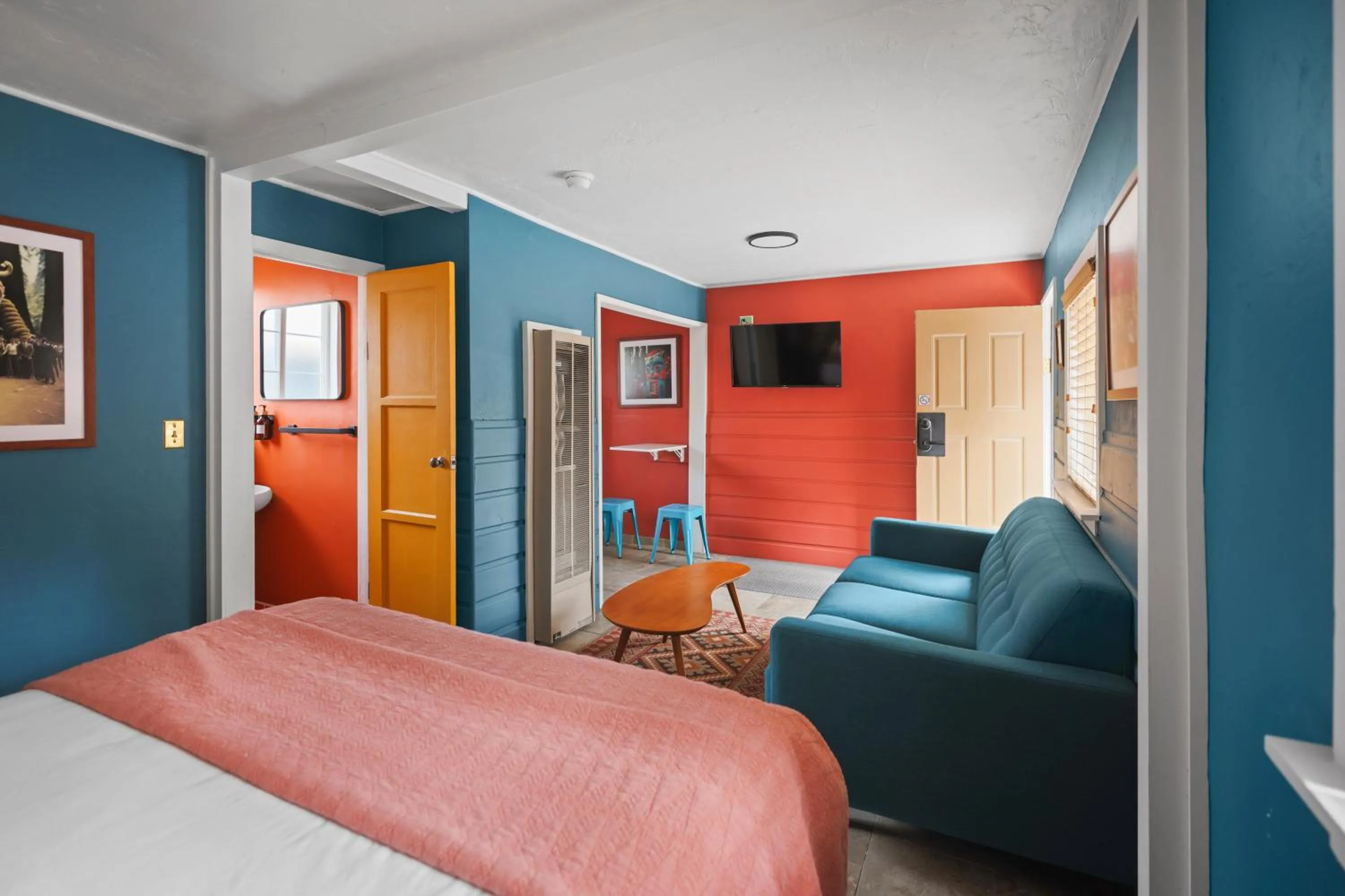 TV and multimedia, Bed in Sessions Retreat & Hotel