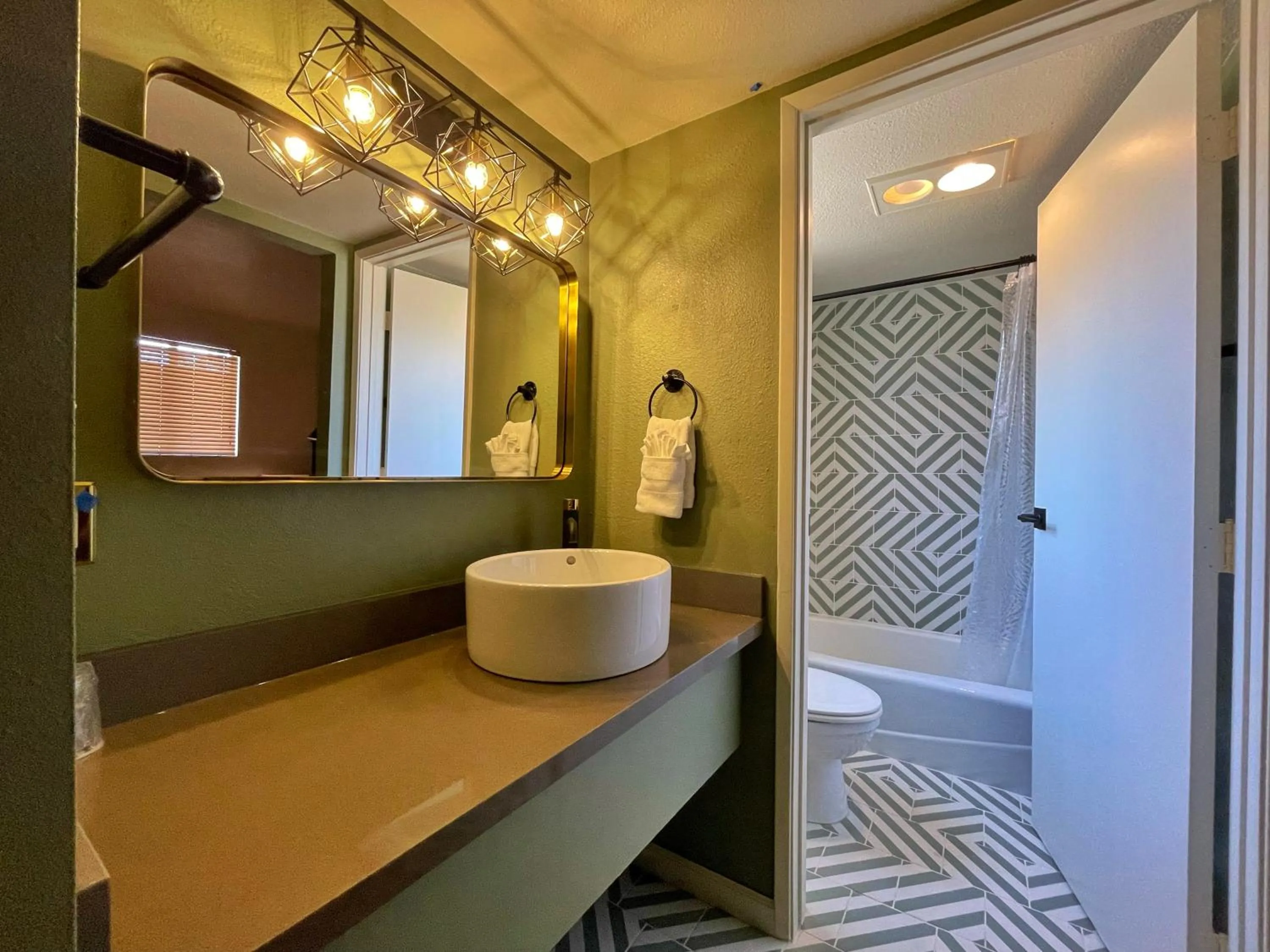 Shower in Sessions Retreat & Hotel