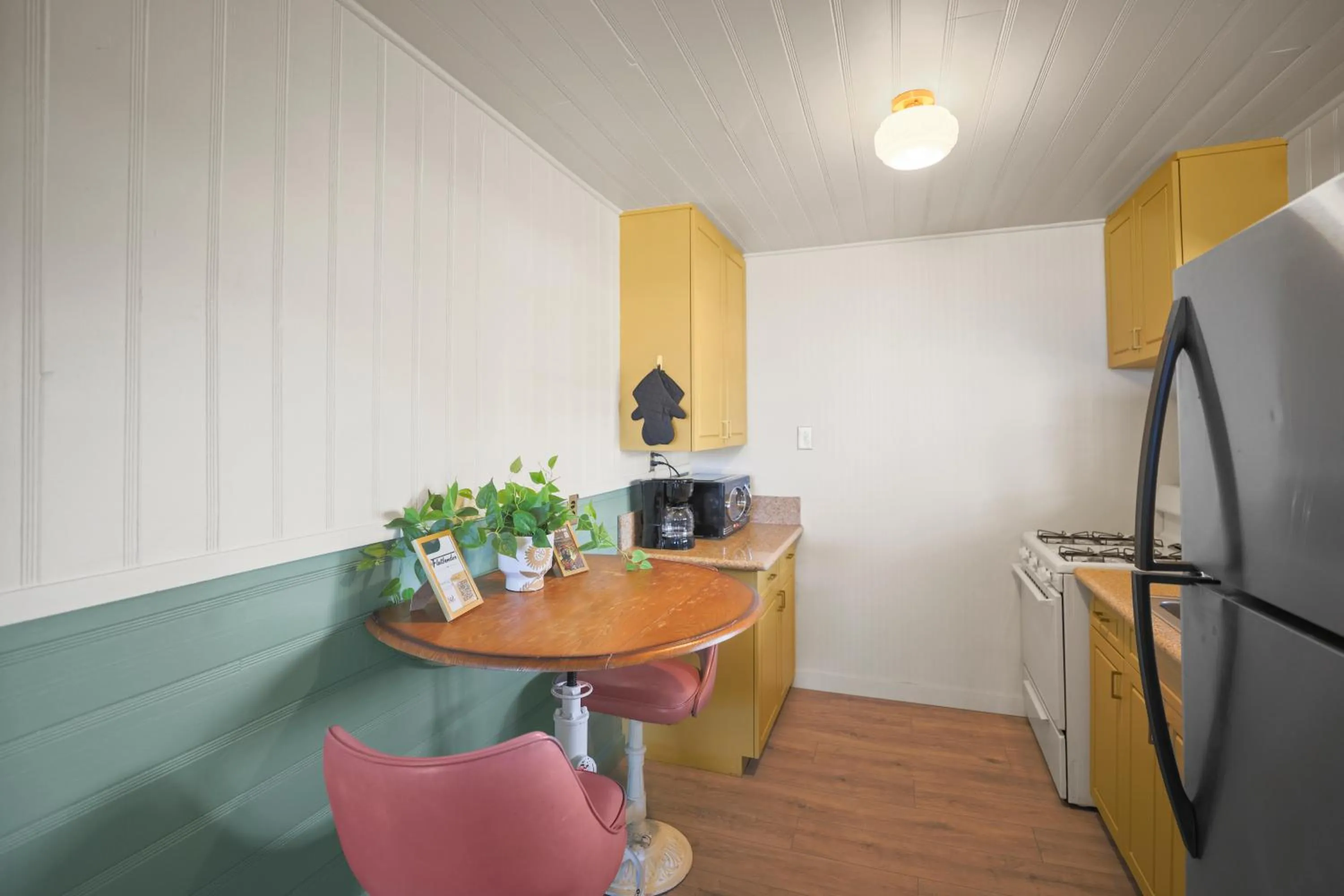 Kitchen or kitchenette in Sessions Retreat & Hotel