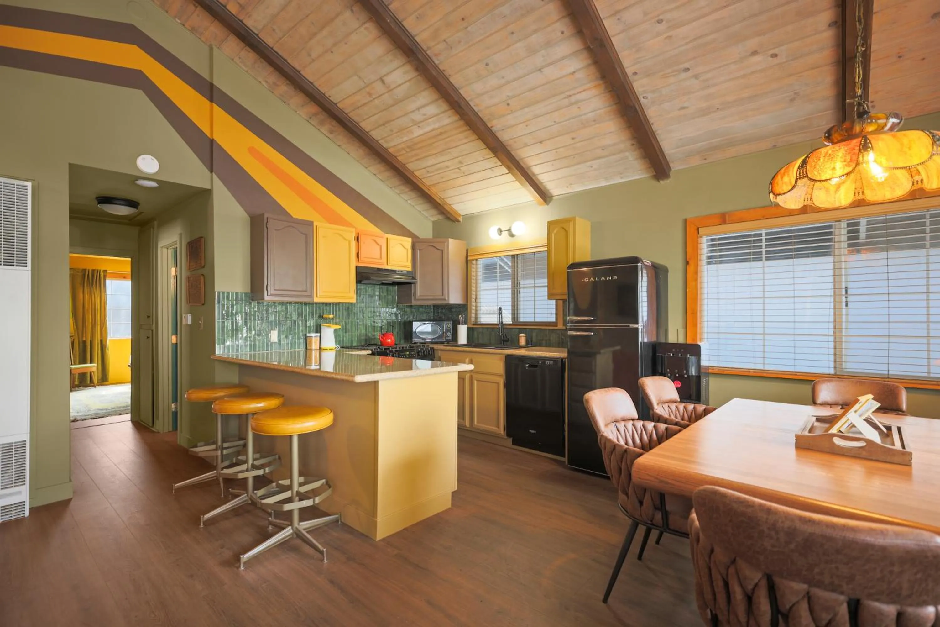 Kitchen or kitchenette in Sessions Retreat & Hotel
