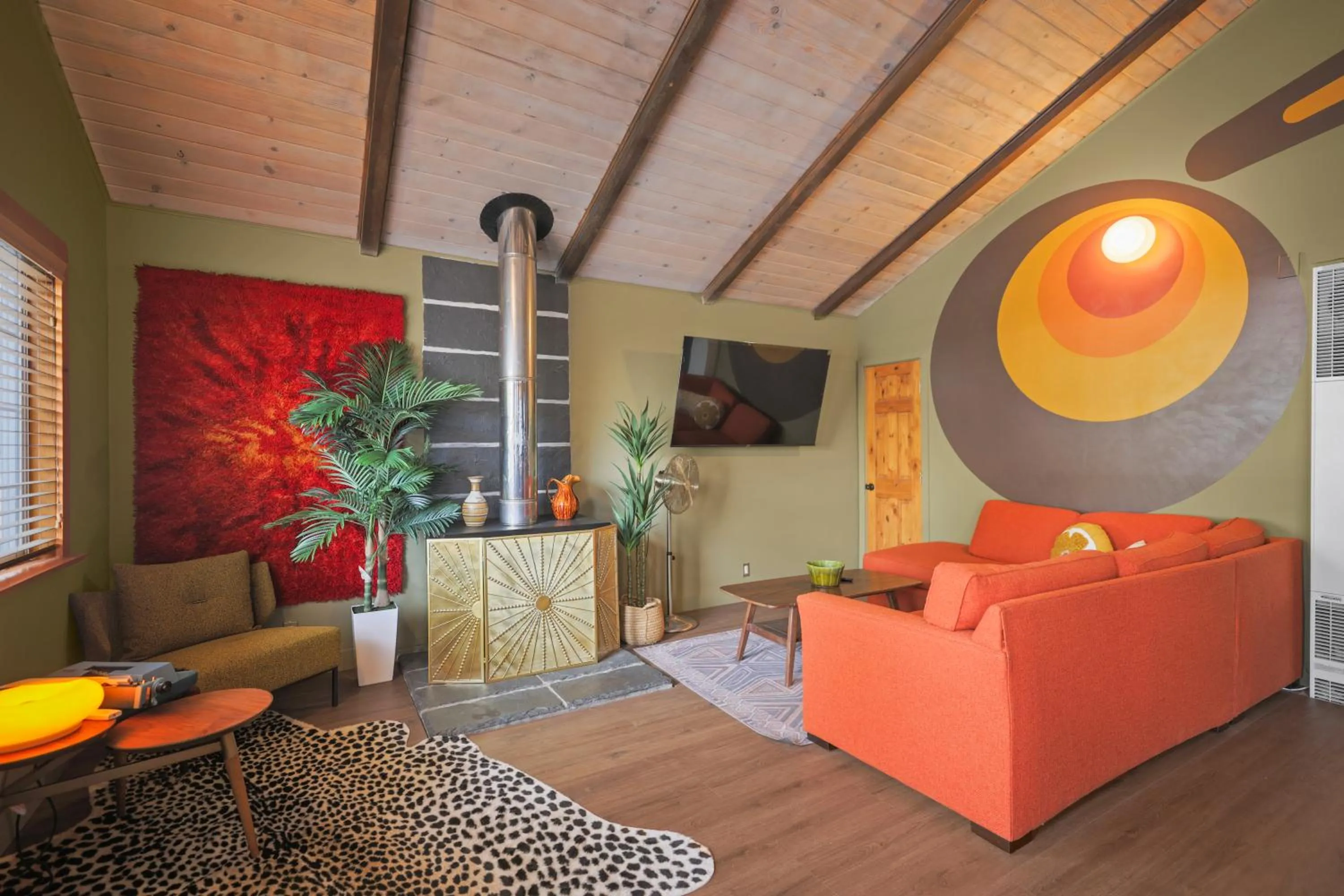 Communal lounge/ TV room in Sessions Retreat & Hotel