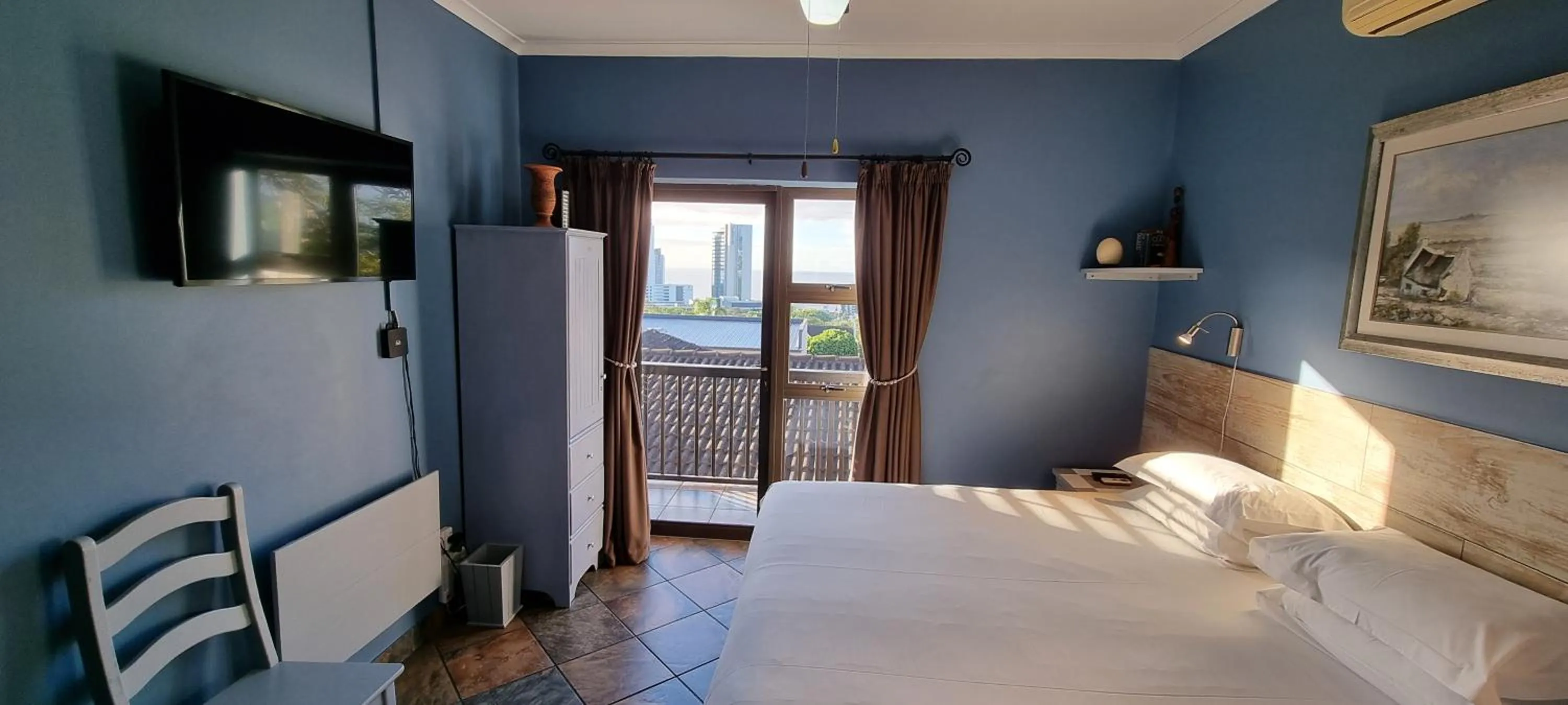 Photo of the whole room, Bed in Crooked Tree Cottage