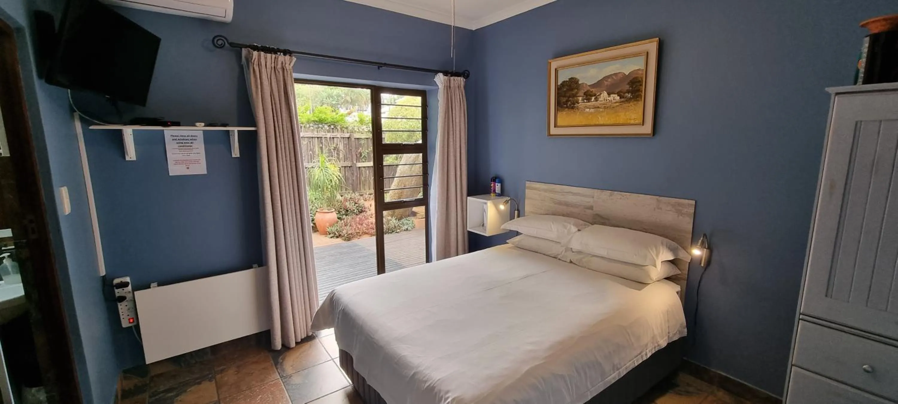 Photo of the whole room, Bed in Crooked Tree Cottage